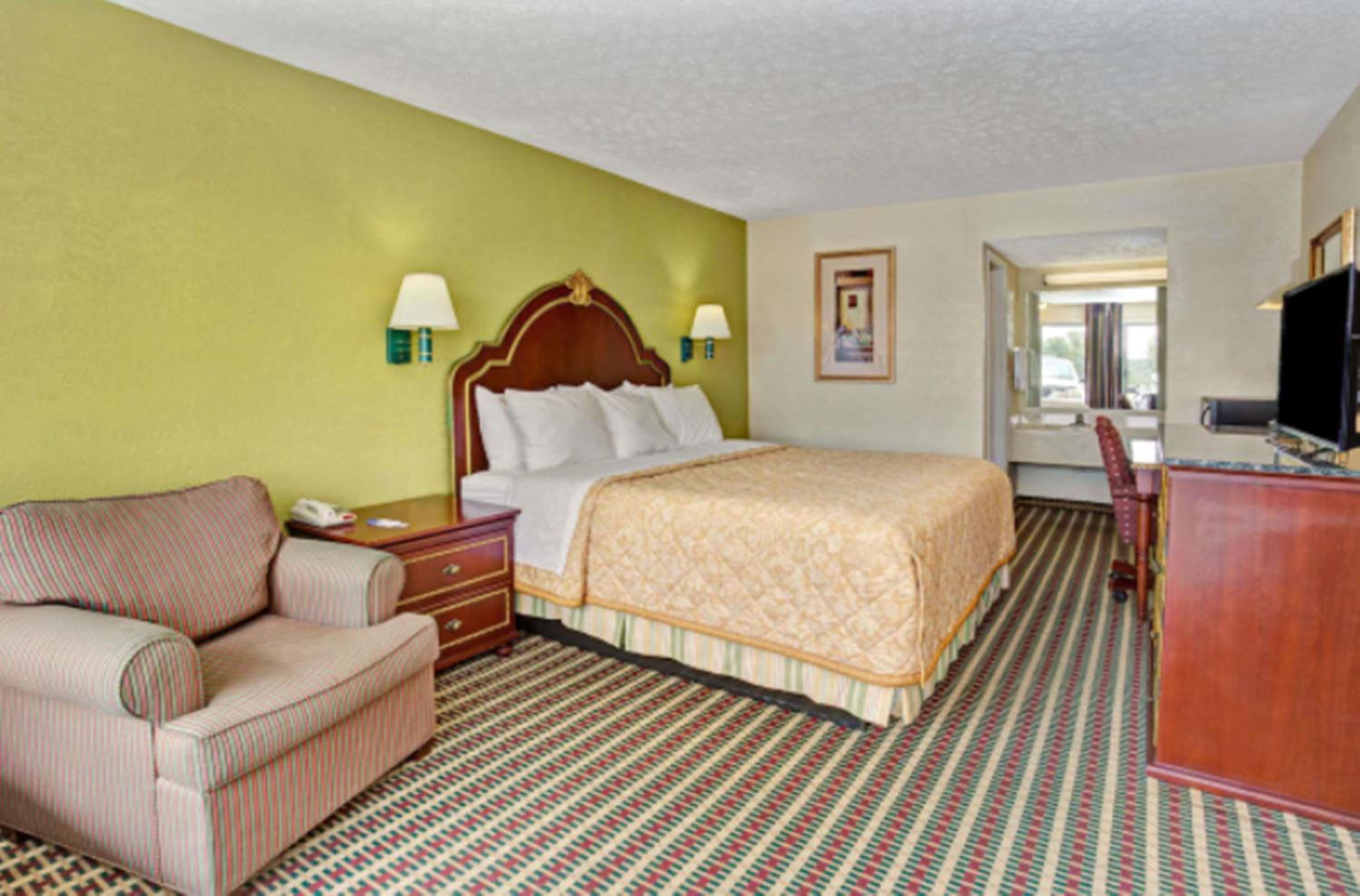 1 King Bed, Mob/Hearing Impaired Accessible Room, Roll-In Shwer, Non-Smoking - Photo 2