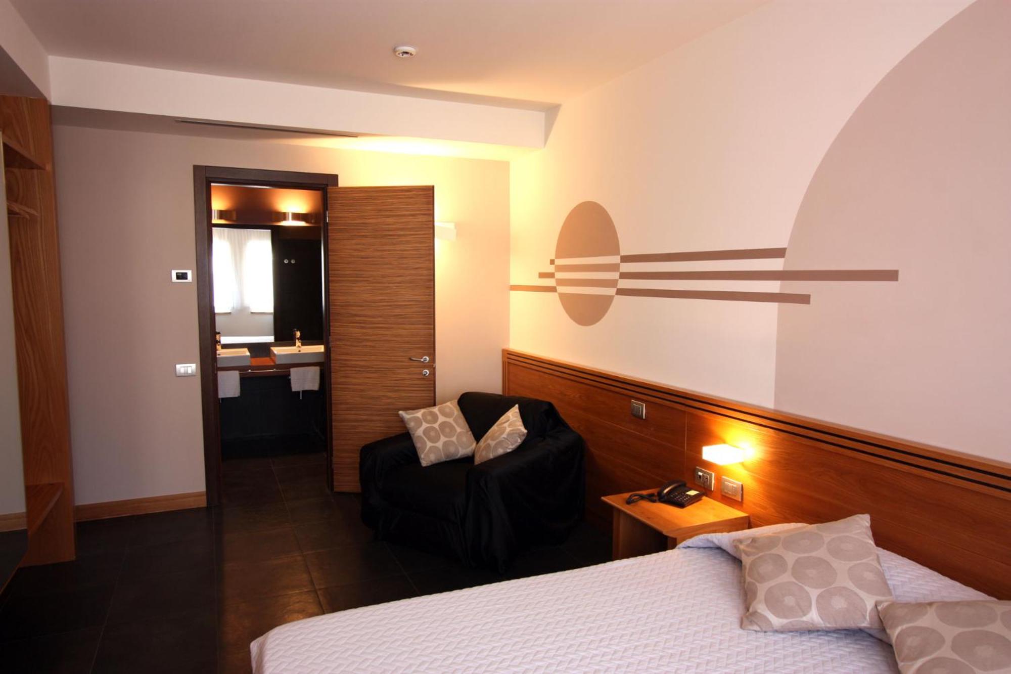 Deluxe Room - Photo 4