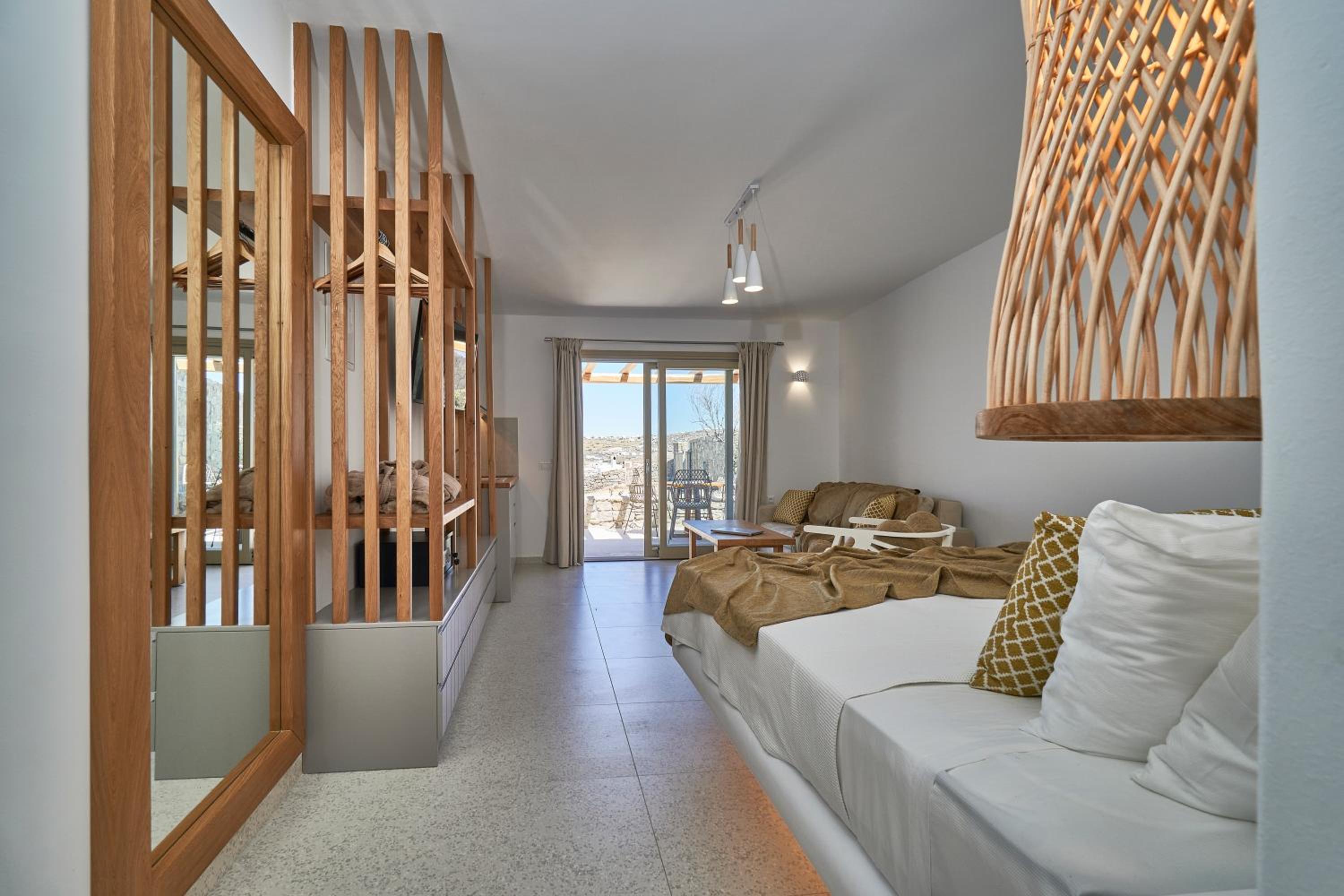 Deluxe Suite with Sea View - Photo 13