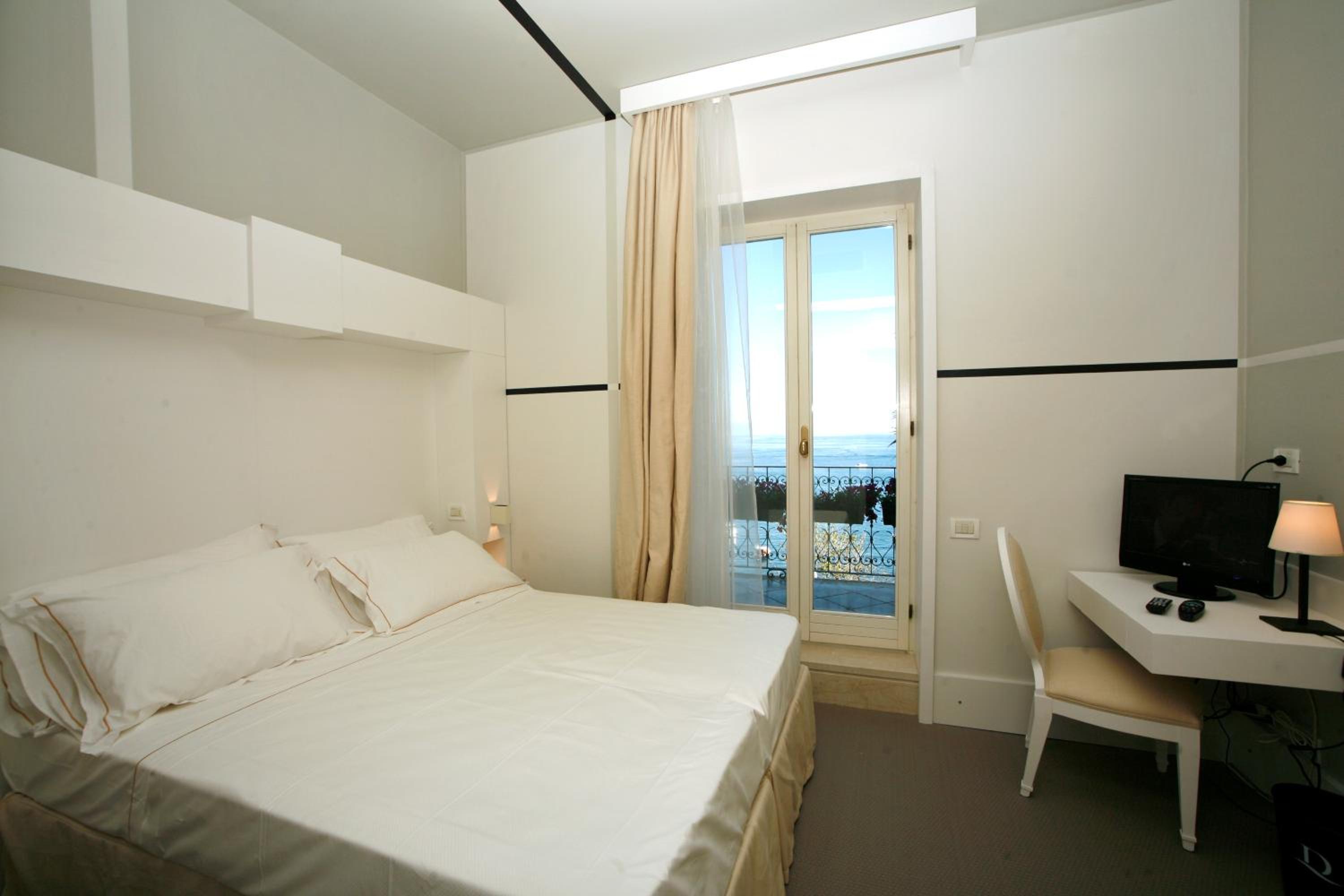 Deluxe Triple Room with Sea View