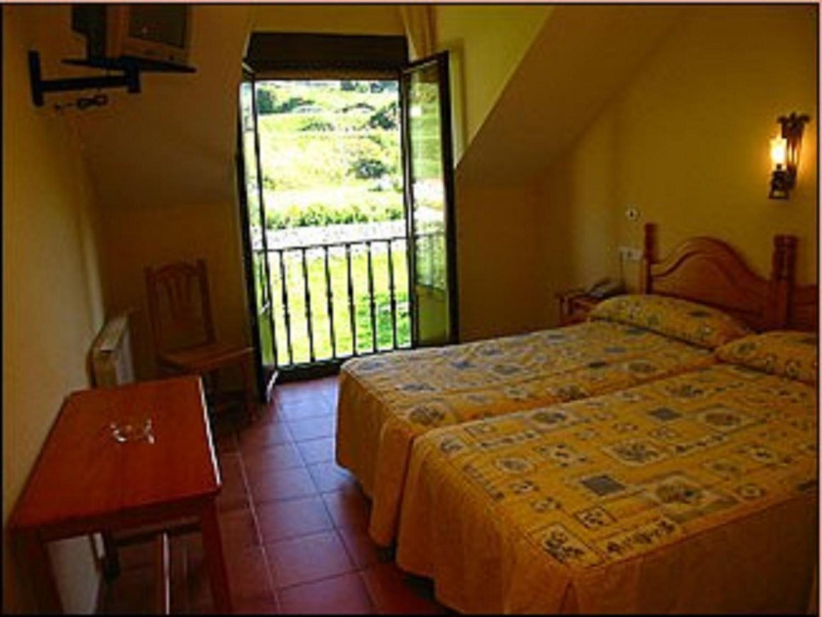 Standard Twin Room with Mountain View - Photo 1