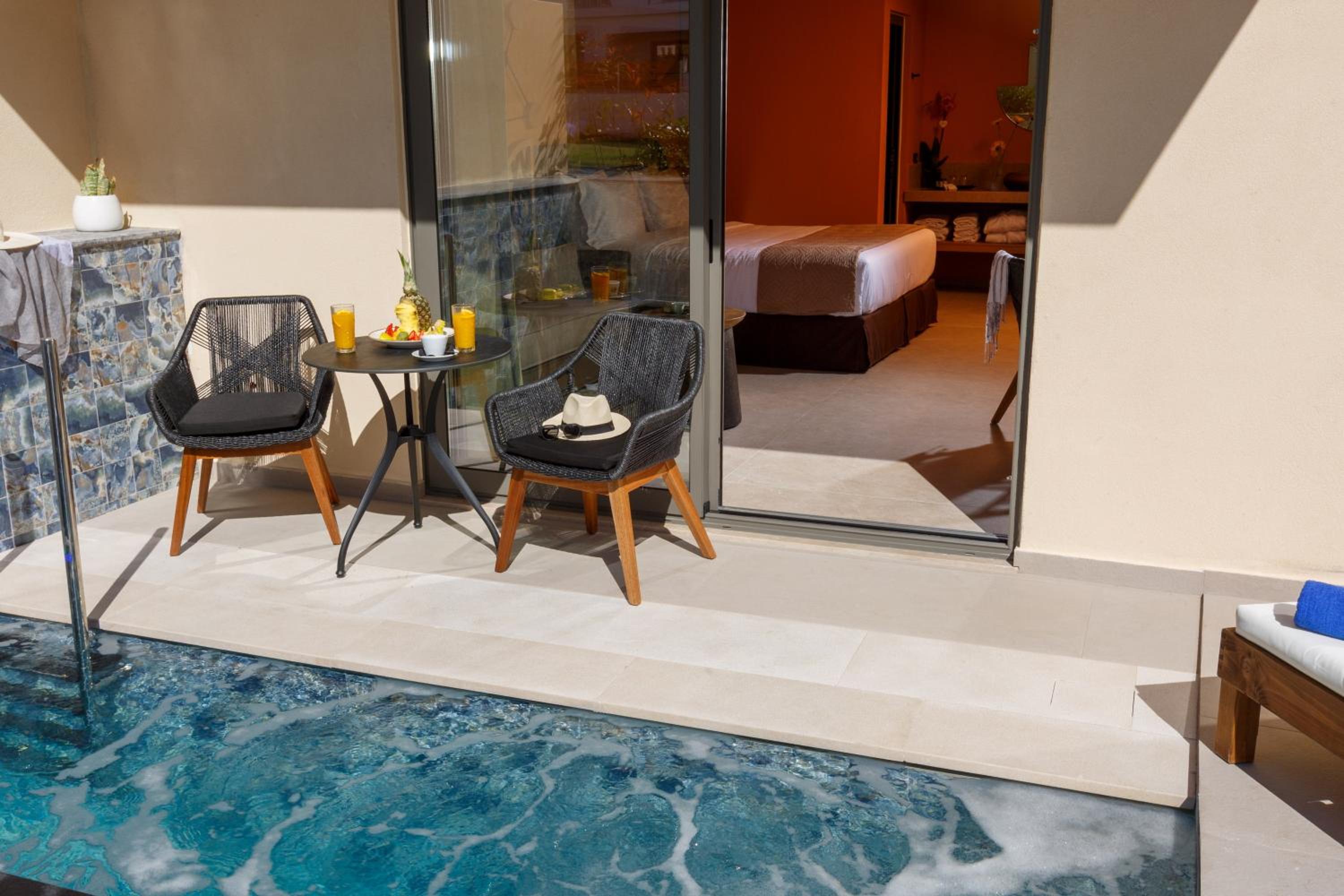 Junior Suite with Private Pool - Photo 26