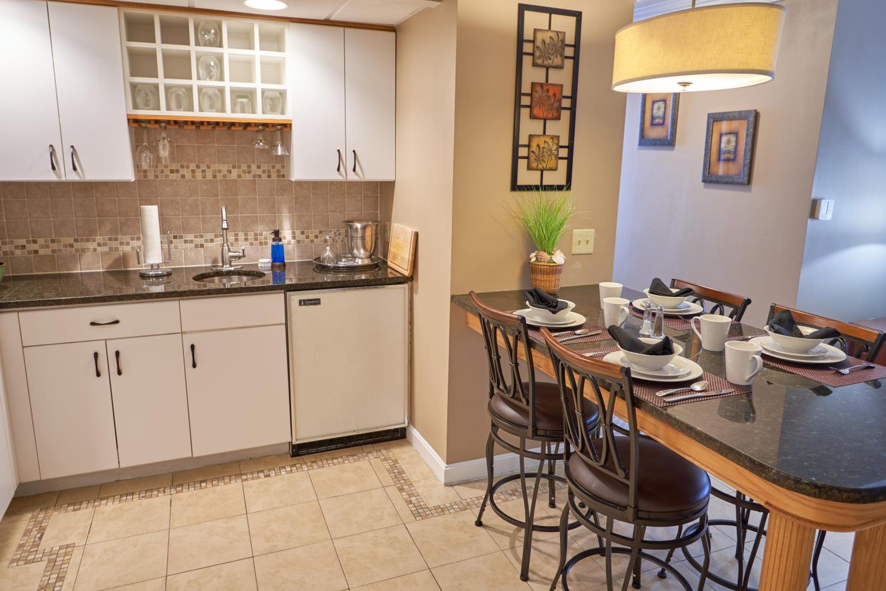 Deluxe King Suite - Photo 12