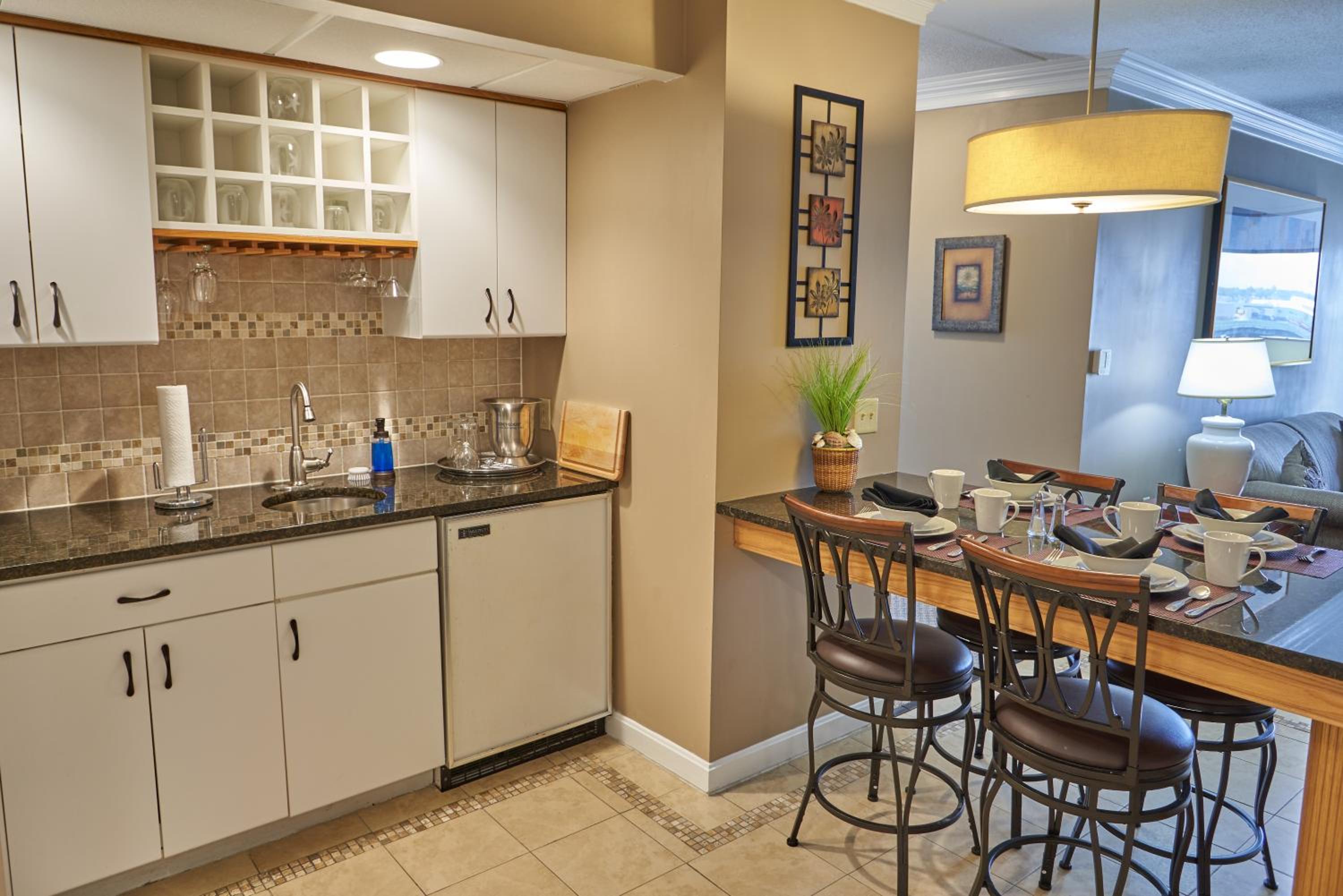 Deluxe King Suite - Photo 8
