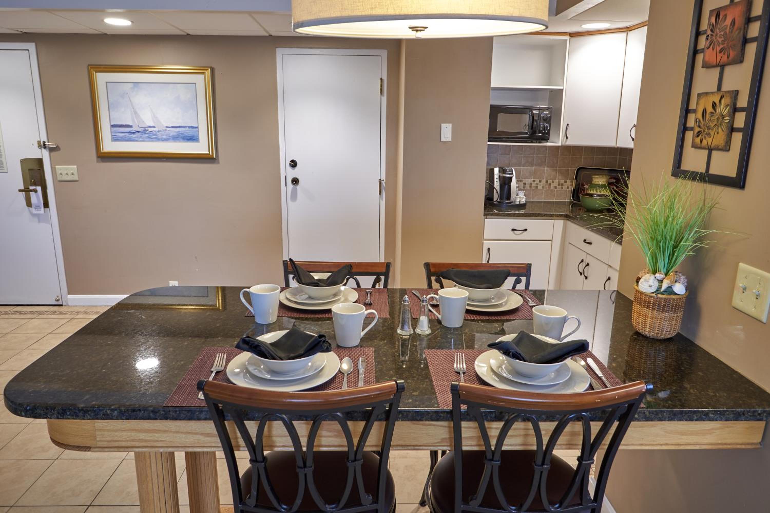 Deluxe King Suite - Photo 7
