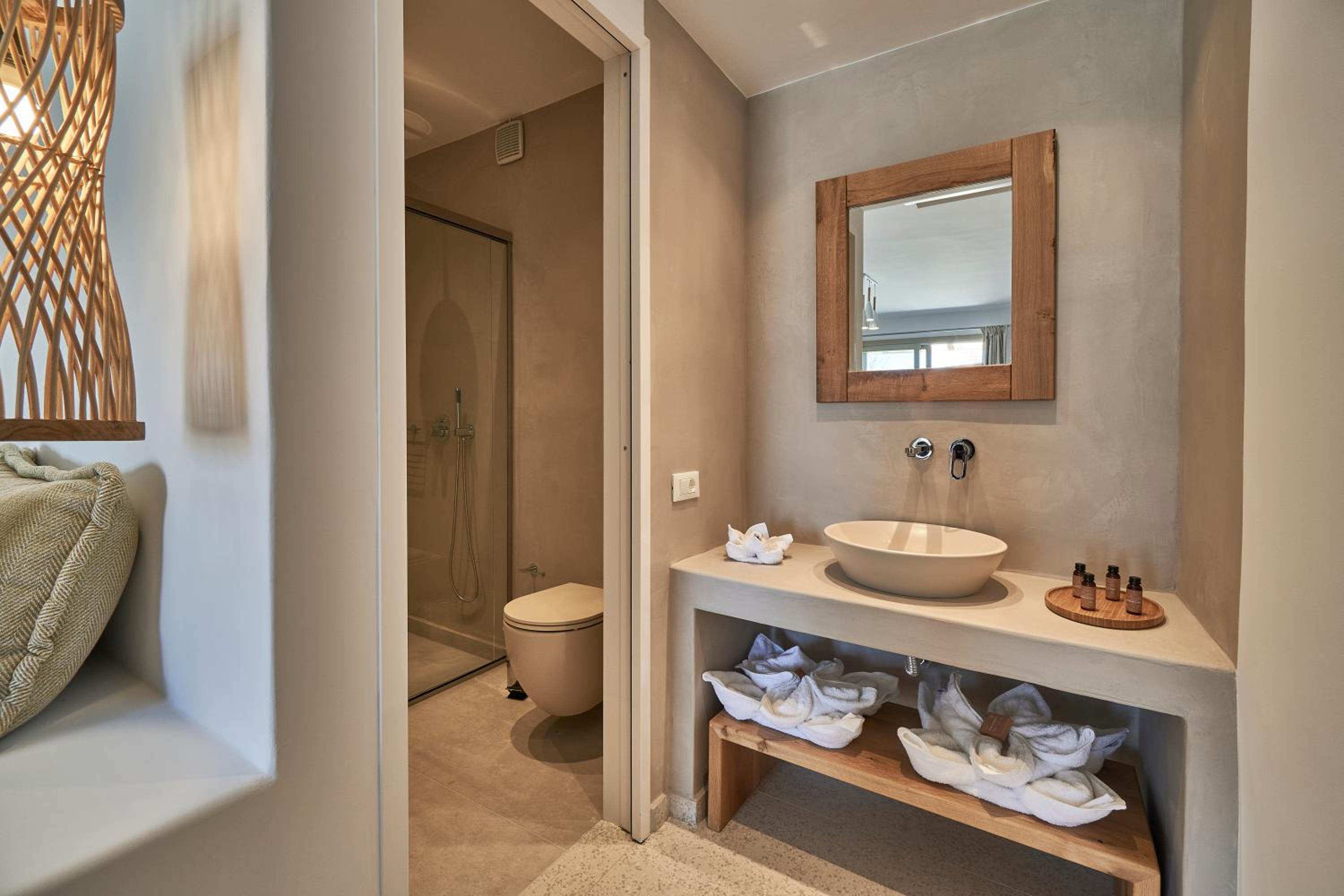 Deluxe Suite with Sea View - Photo 16