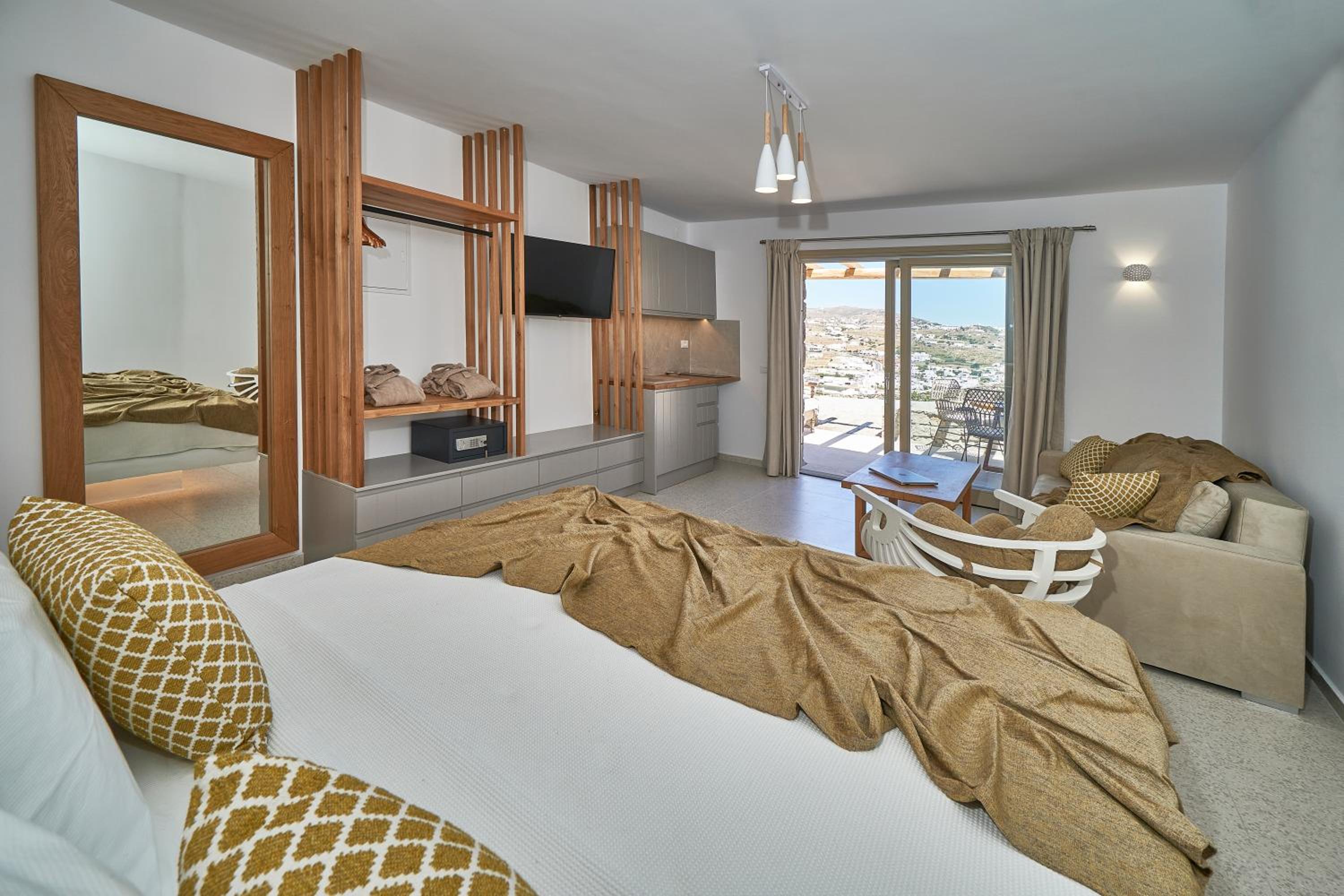 Deluxe Suite with Sea View - Photo 14