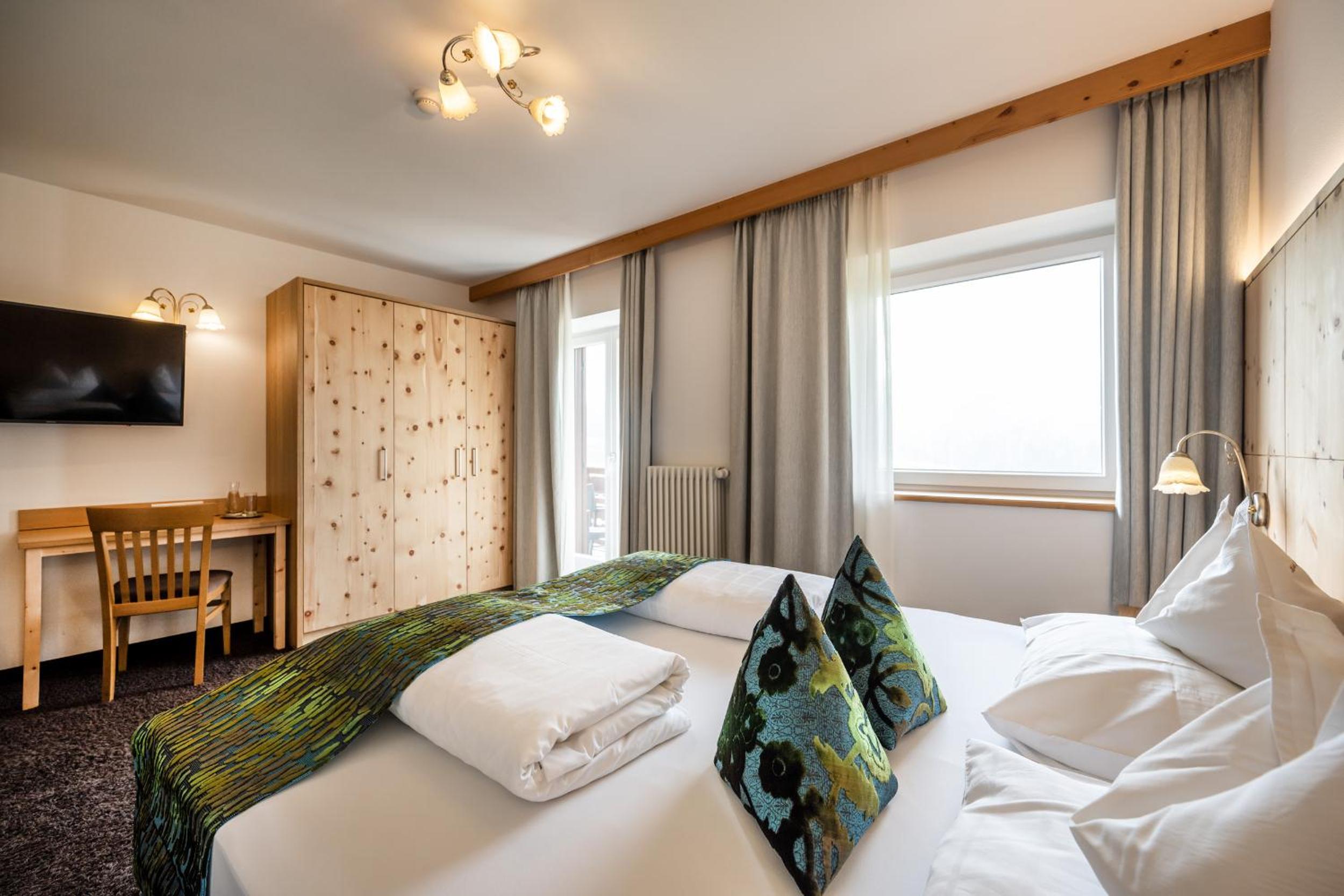 Double or Twin Room with Mountain View