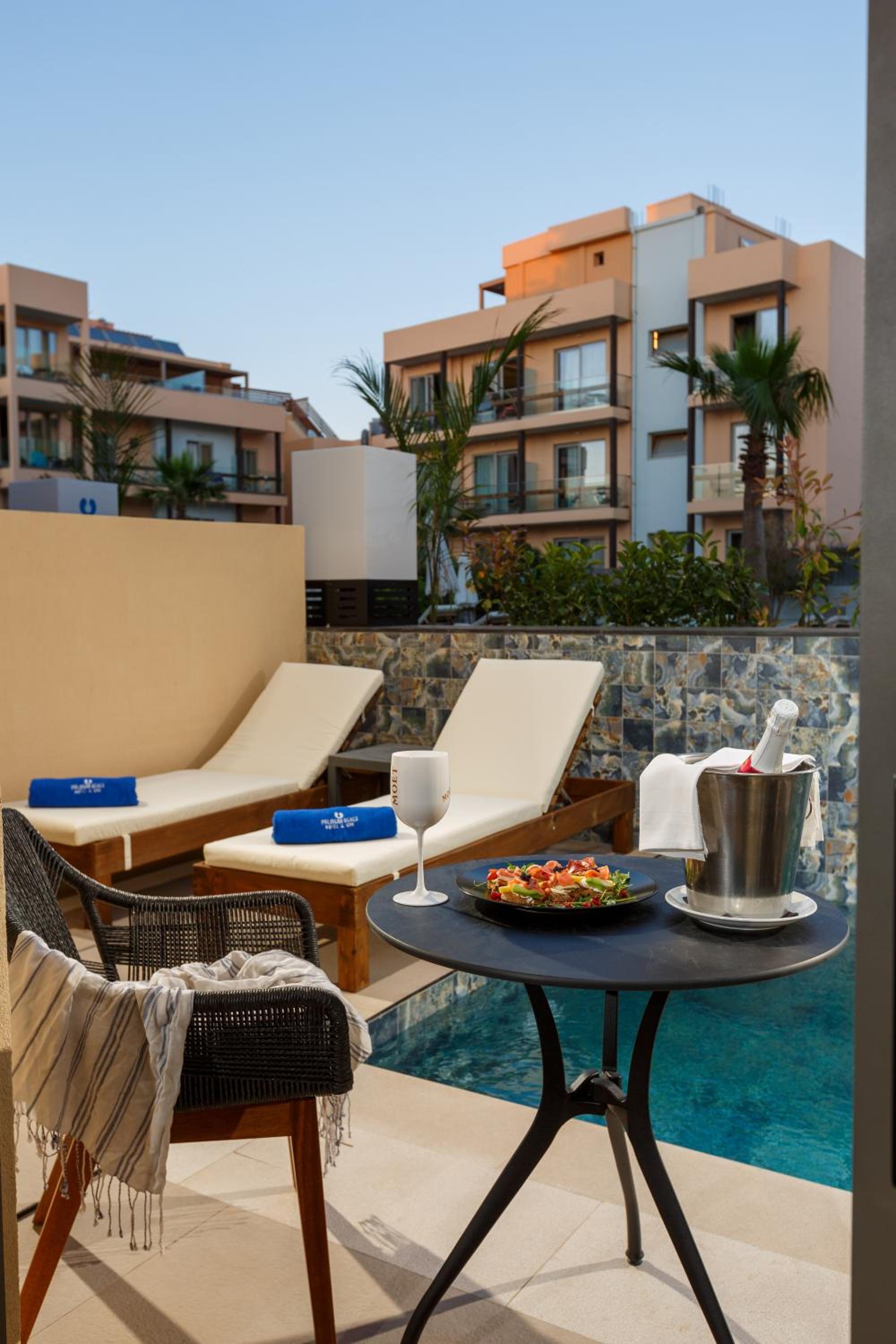 Junior Suite with Private Pool - Photo 24