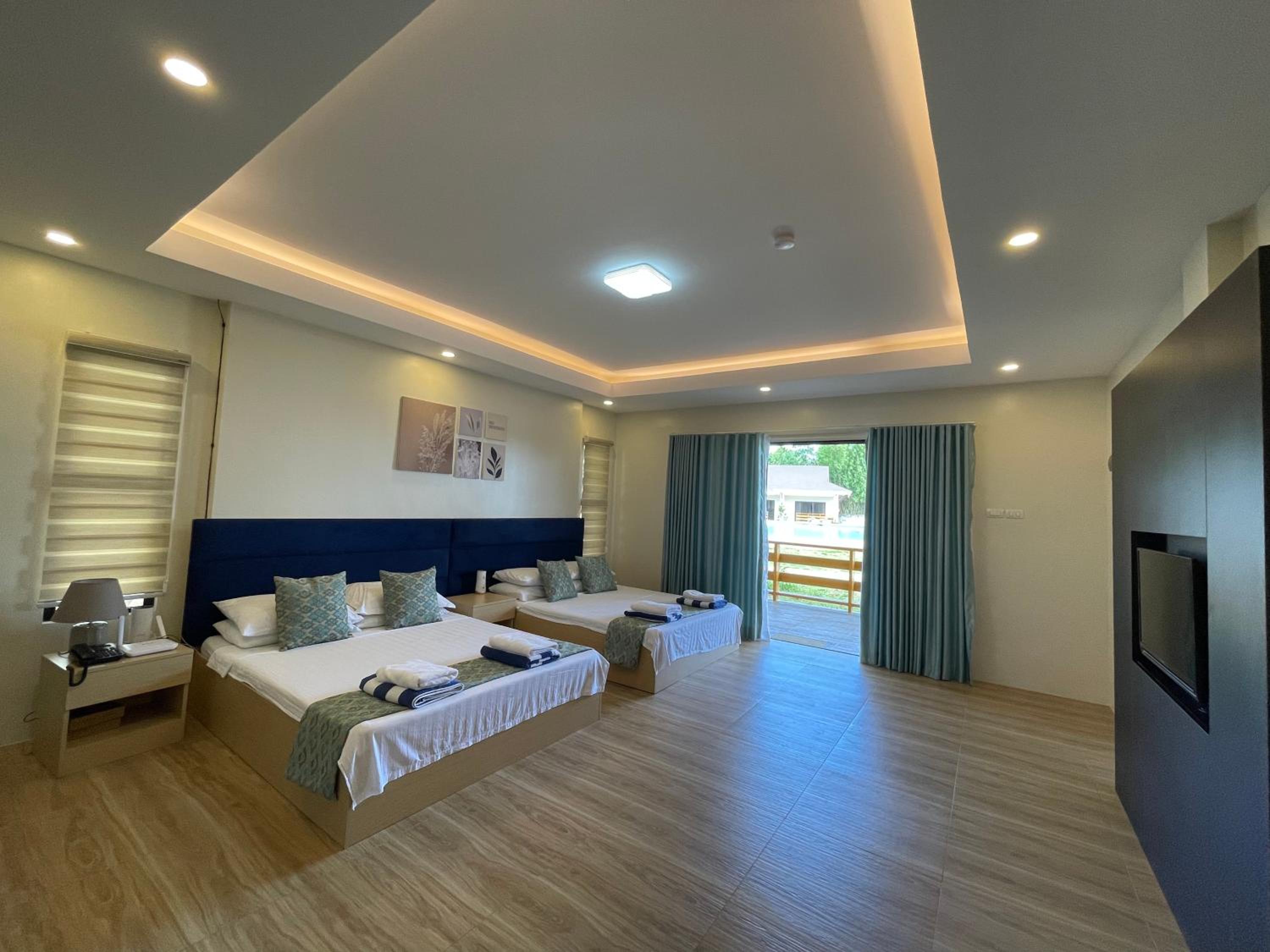 Family Room with Side Sea View photo 3