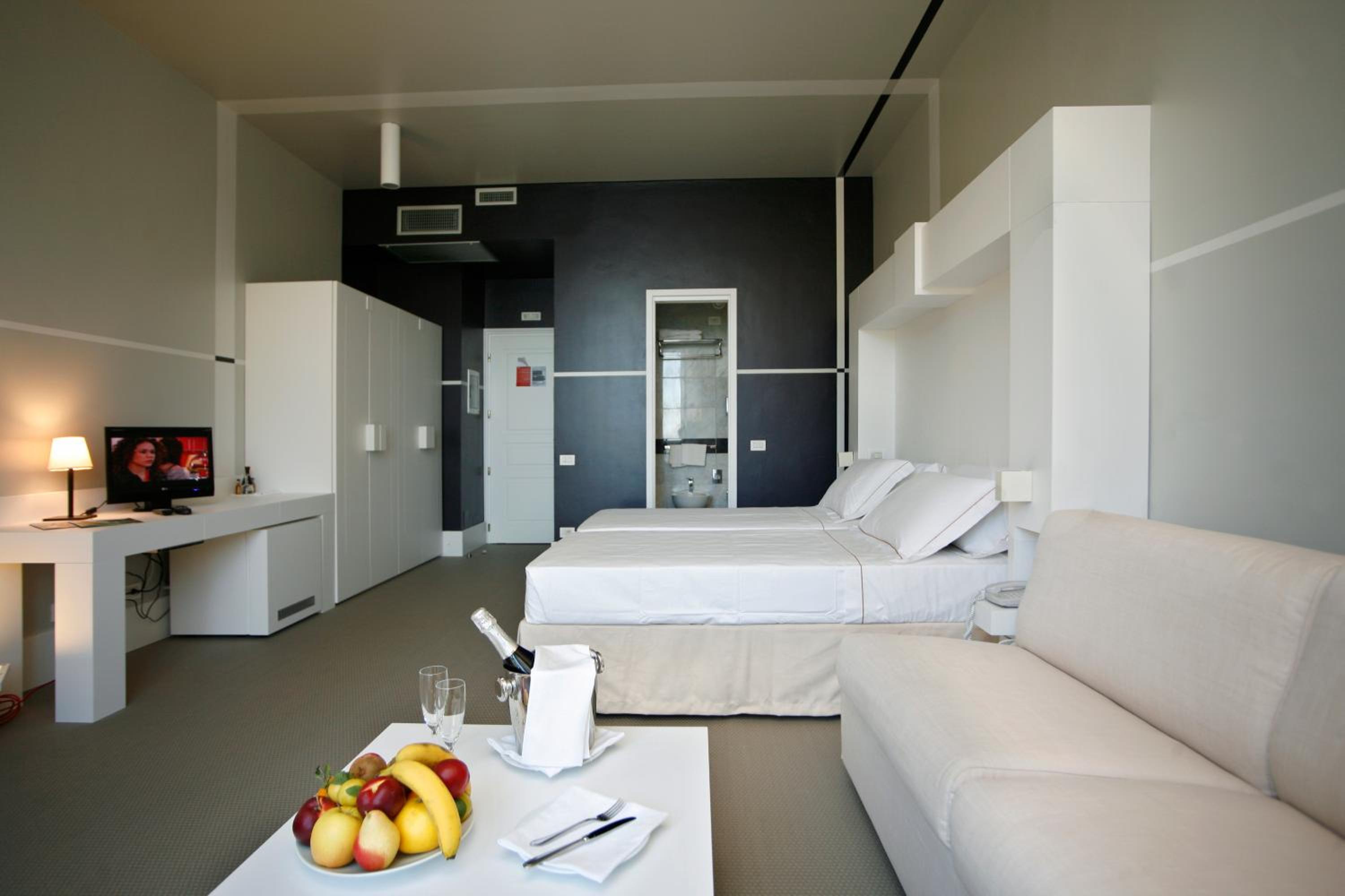 Deluxe Triple Room with Sea View photo 3