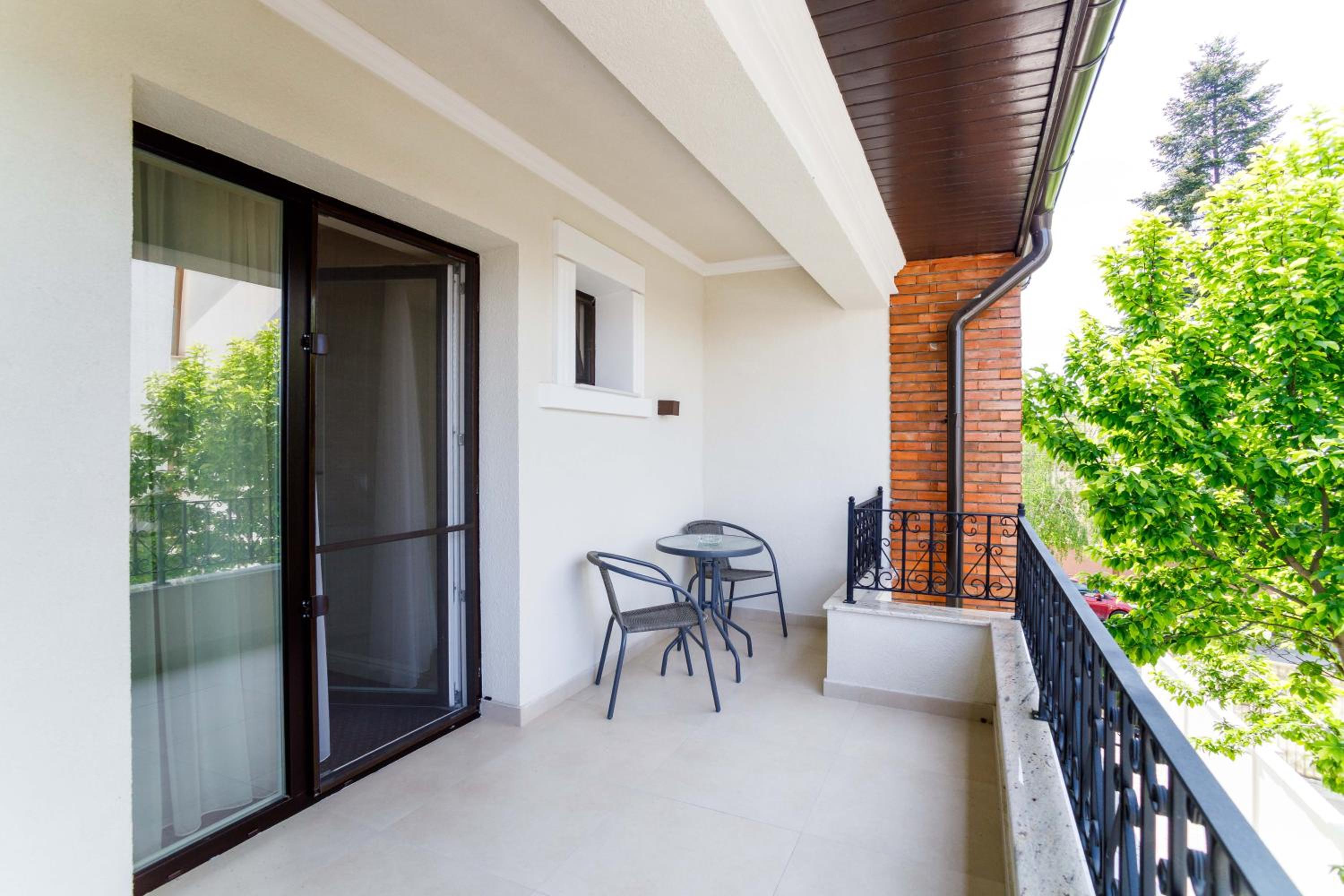 Double Room with Balcony - Photo 2