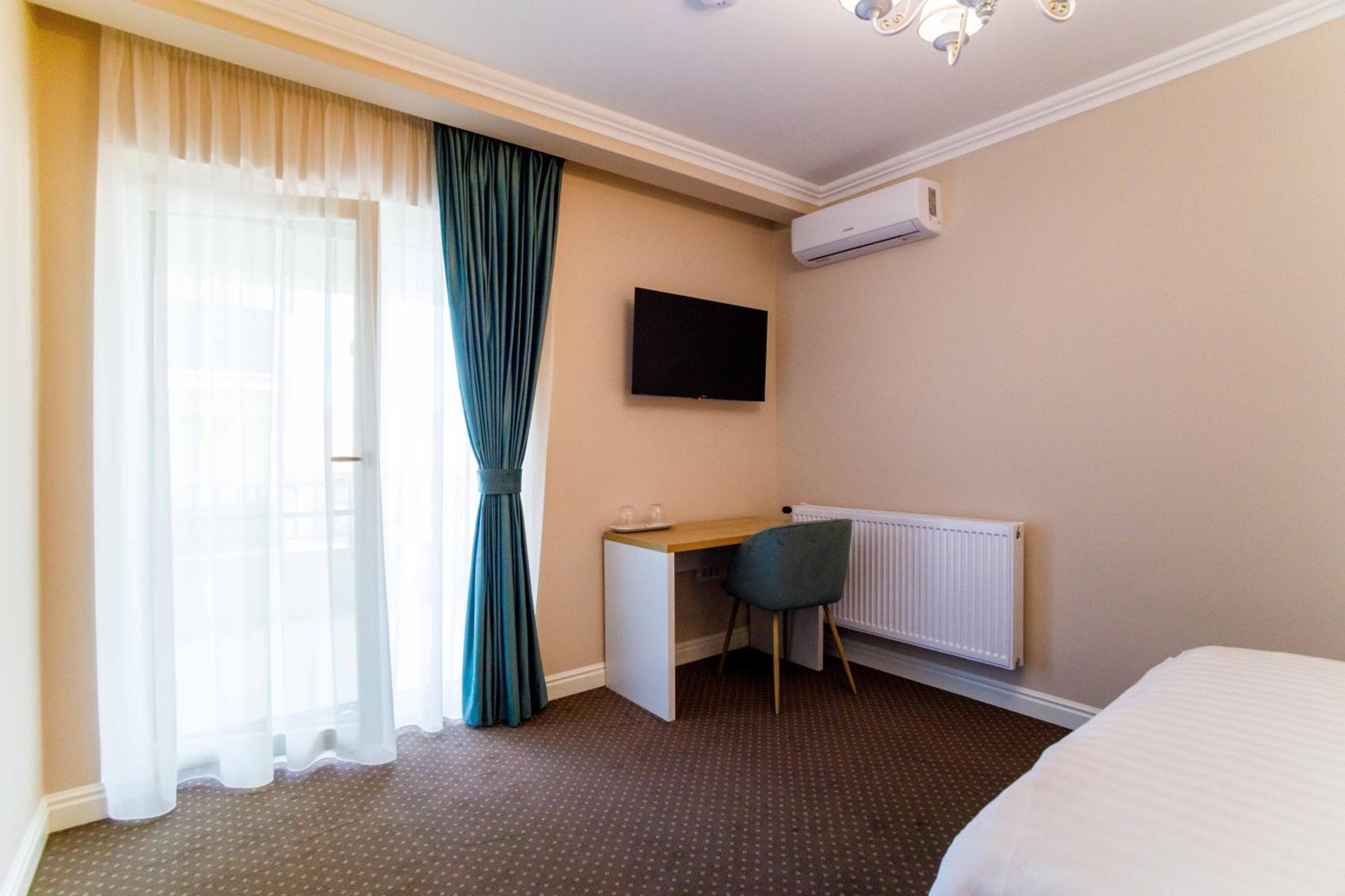 Double Room with Balcony - Photo 1