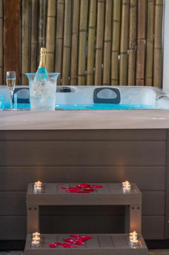 Suite with Hot Tub - Photo 2
