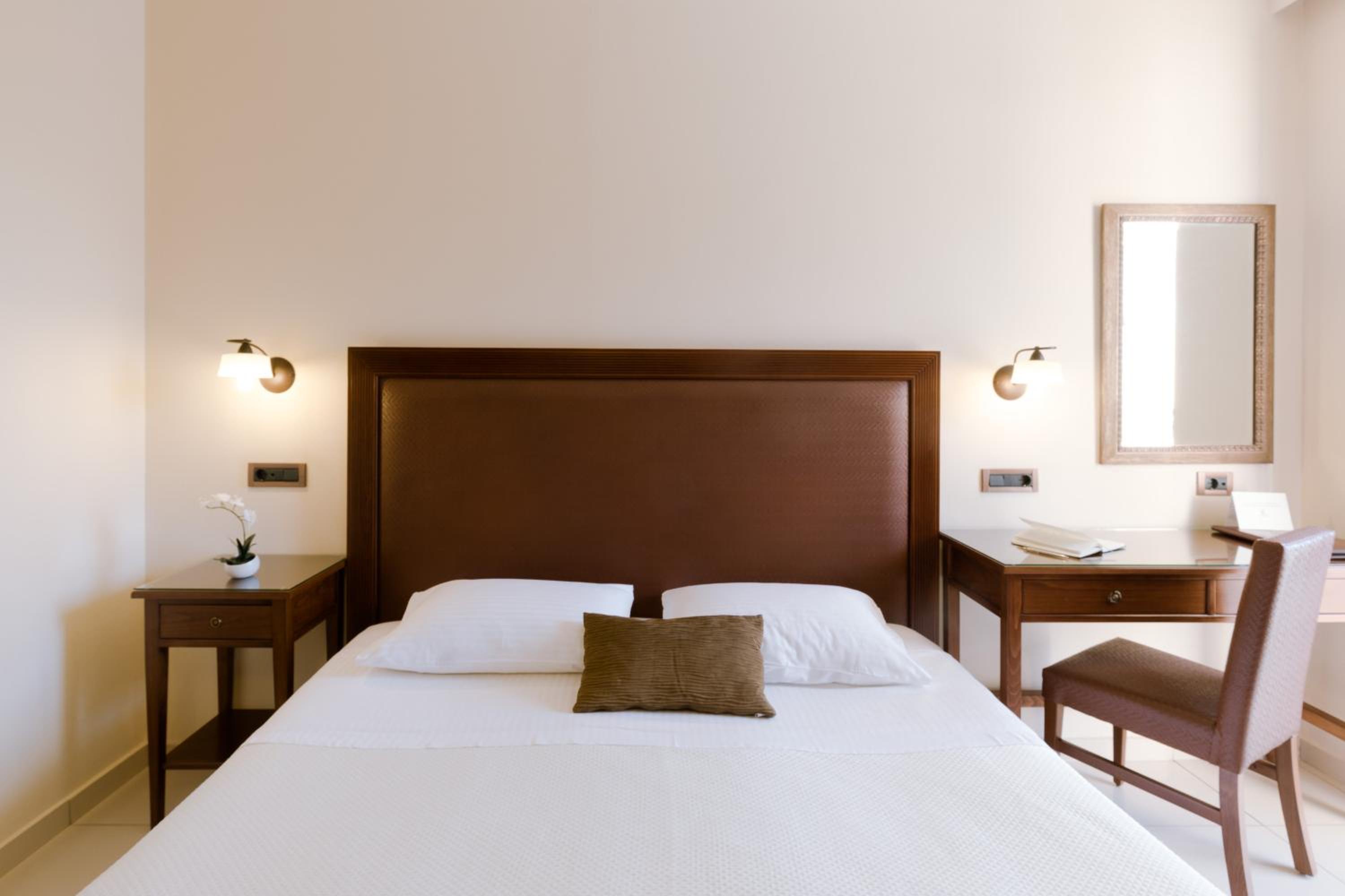 Classic Double Room with Side Sea or Pool View - Photo 4