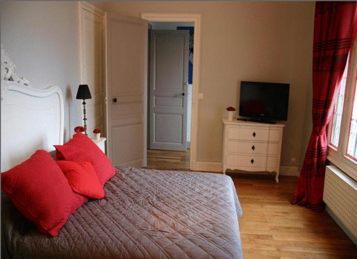 La Tourelle Family Room - Photo 9