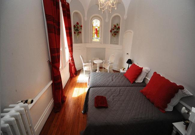 La Tourelle Family Room - Photo 8