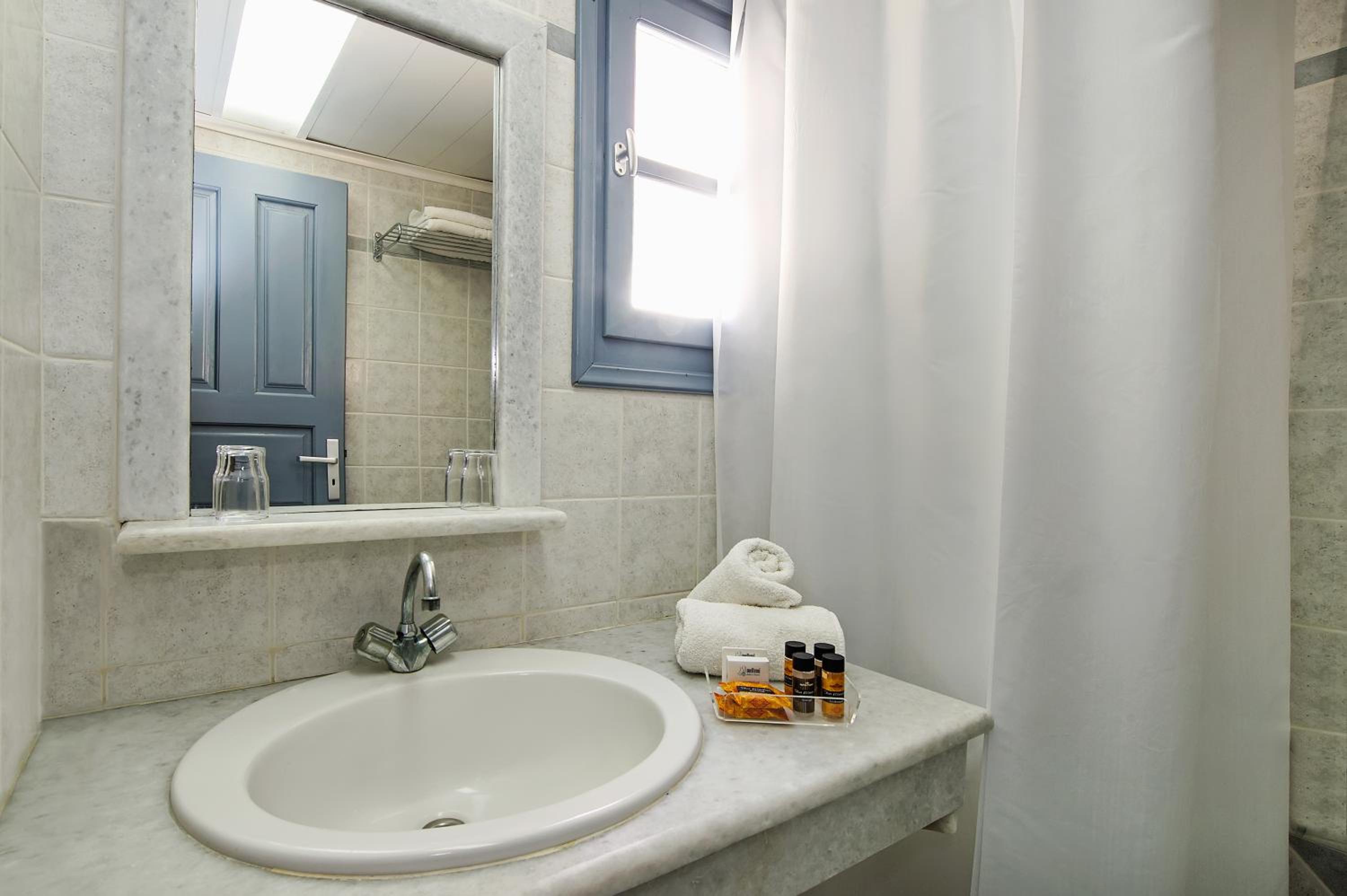 Double Room with Sea View - Photo 4