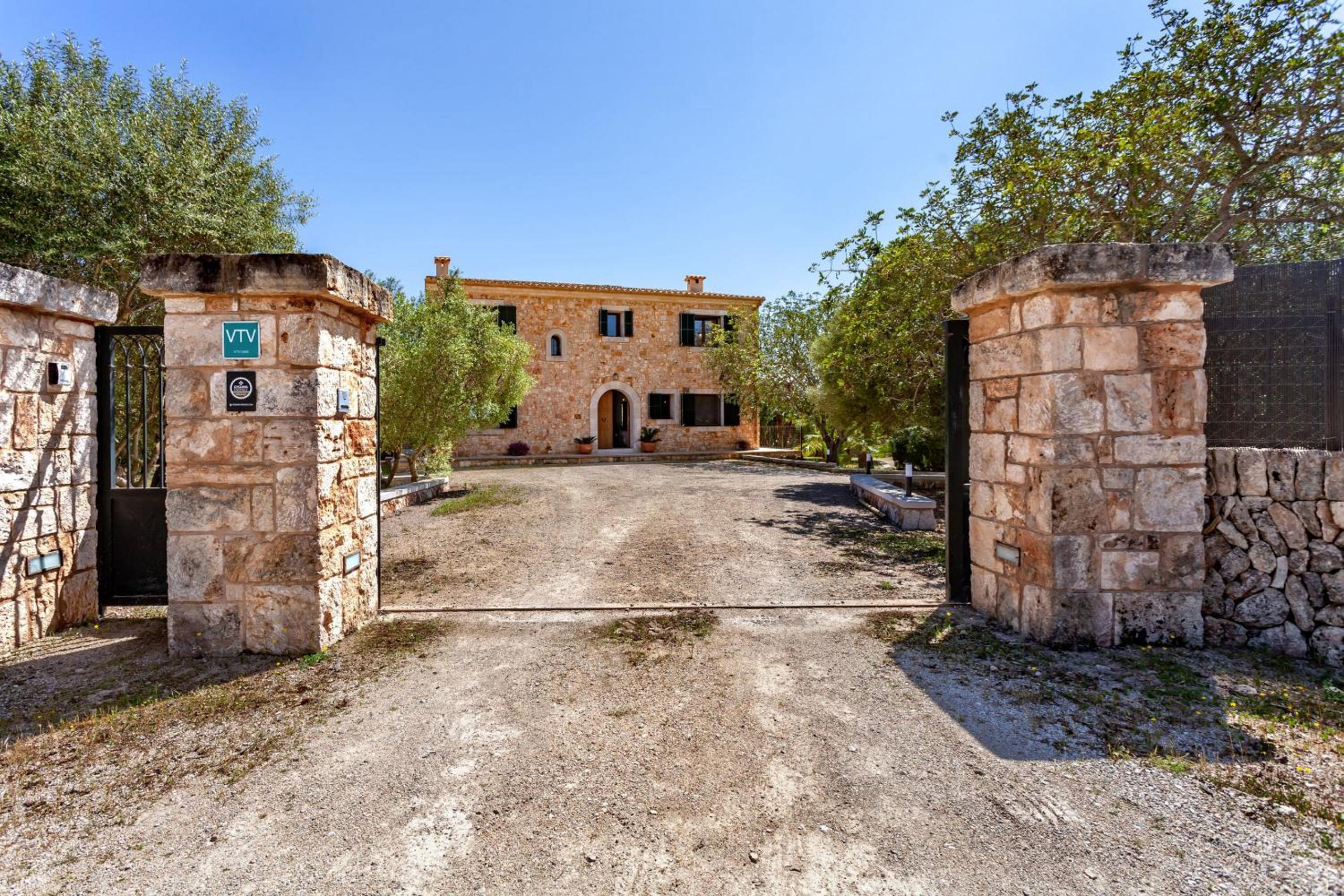 Five-Bedroom House photo 2