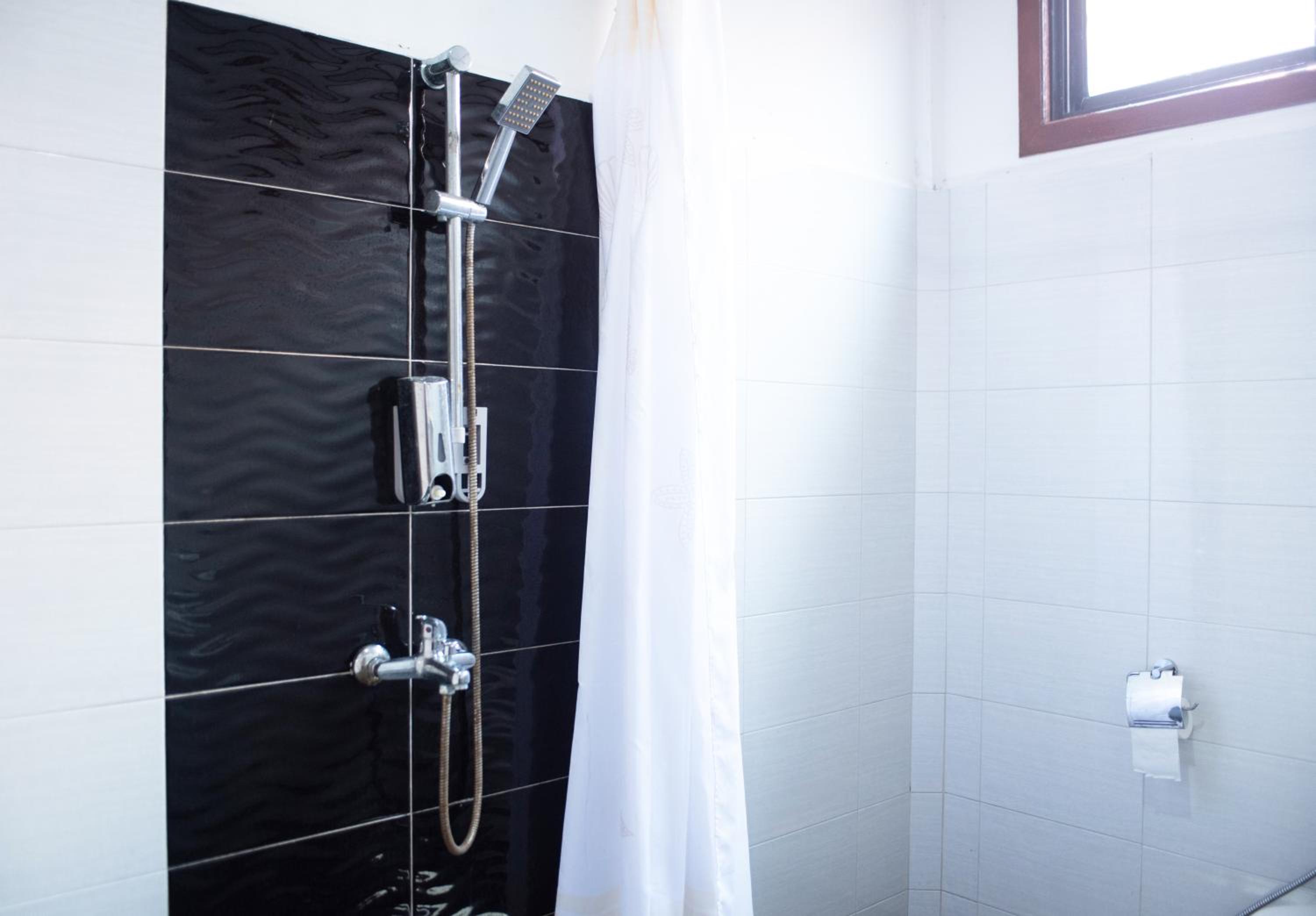 Twin Room with Private Bathroom photo 3