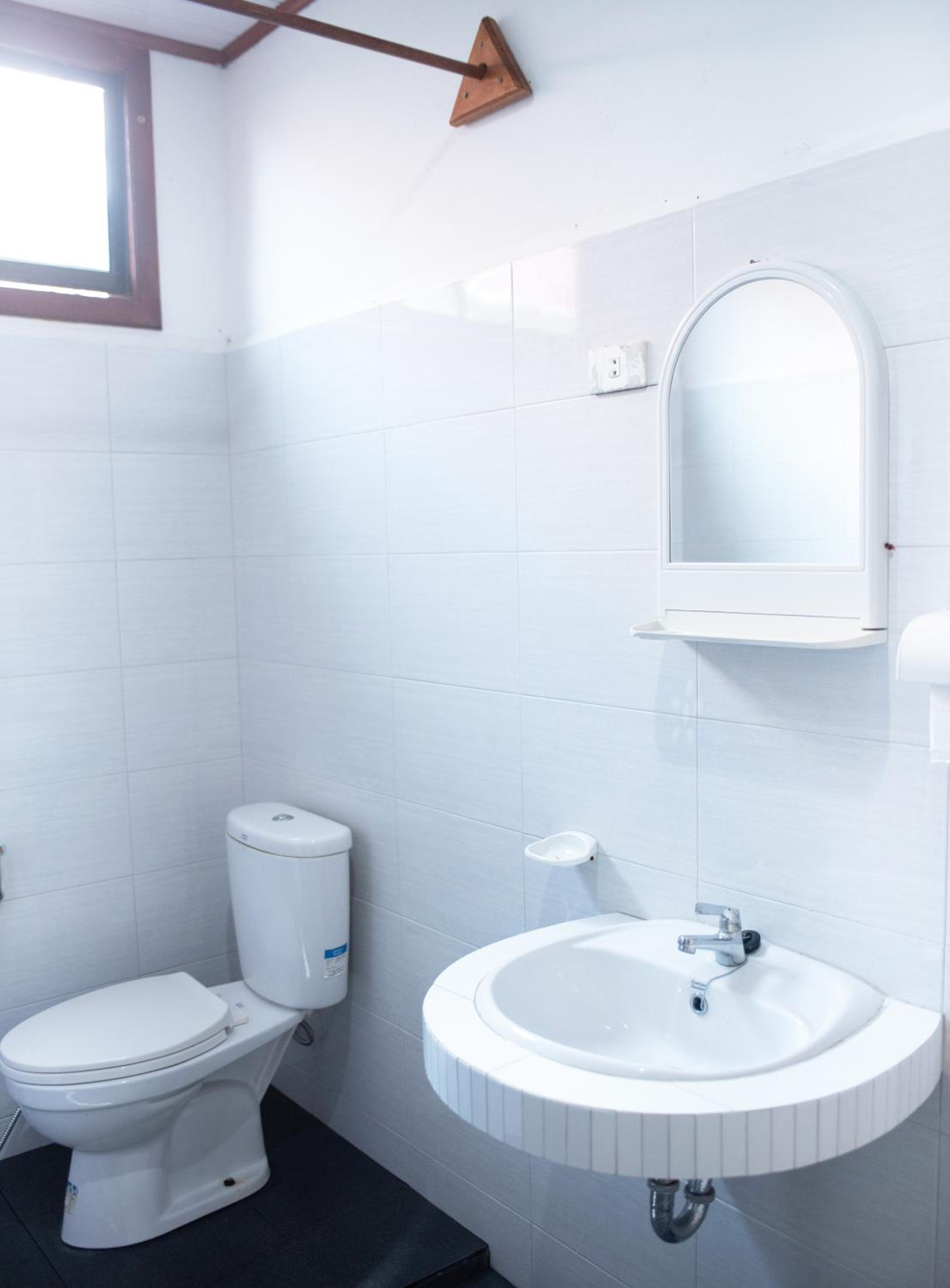 Twin Room with Private Bathroom photo 2