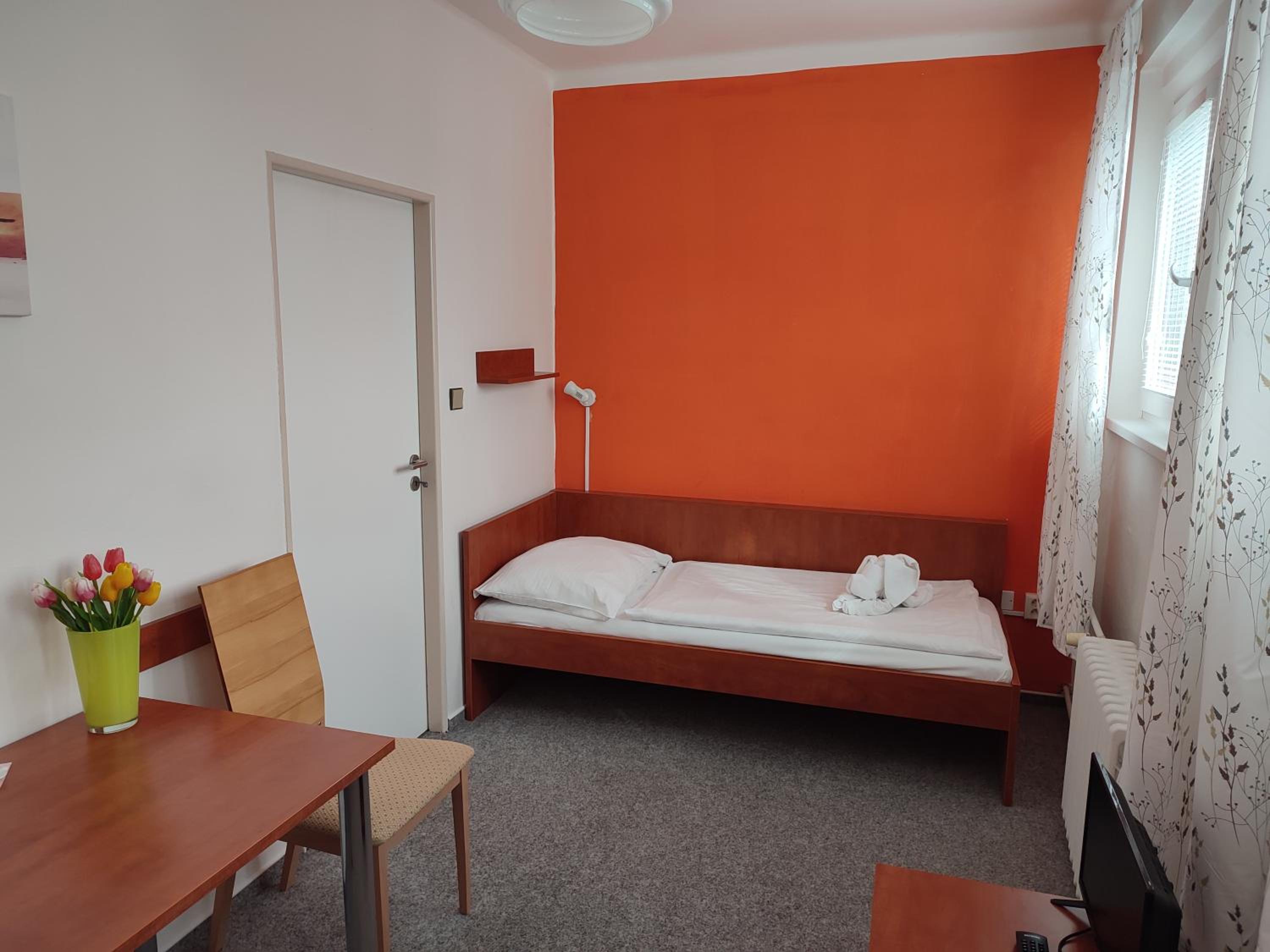 Economy Twin Room - Photo 6