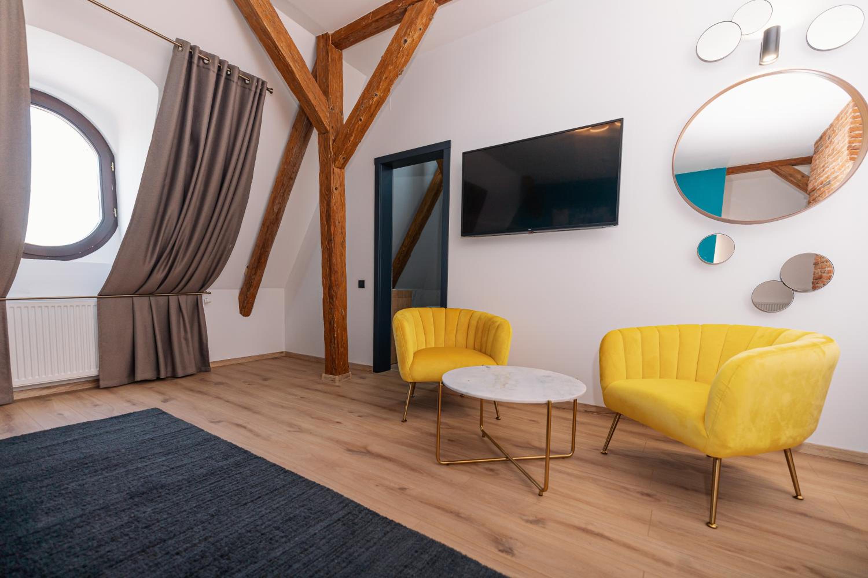 Deluxe King Room - Photo 10