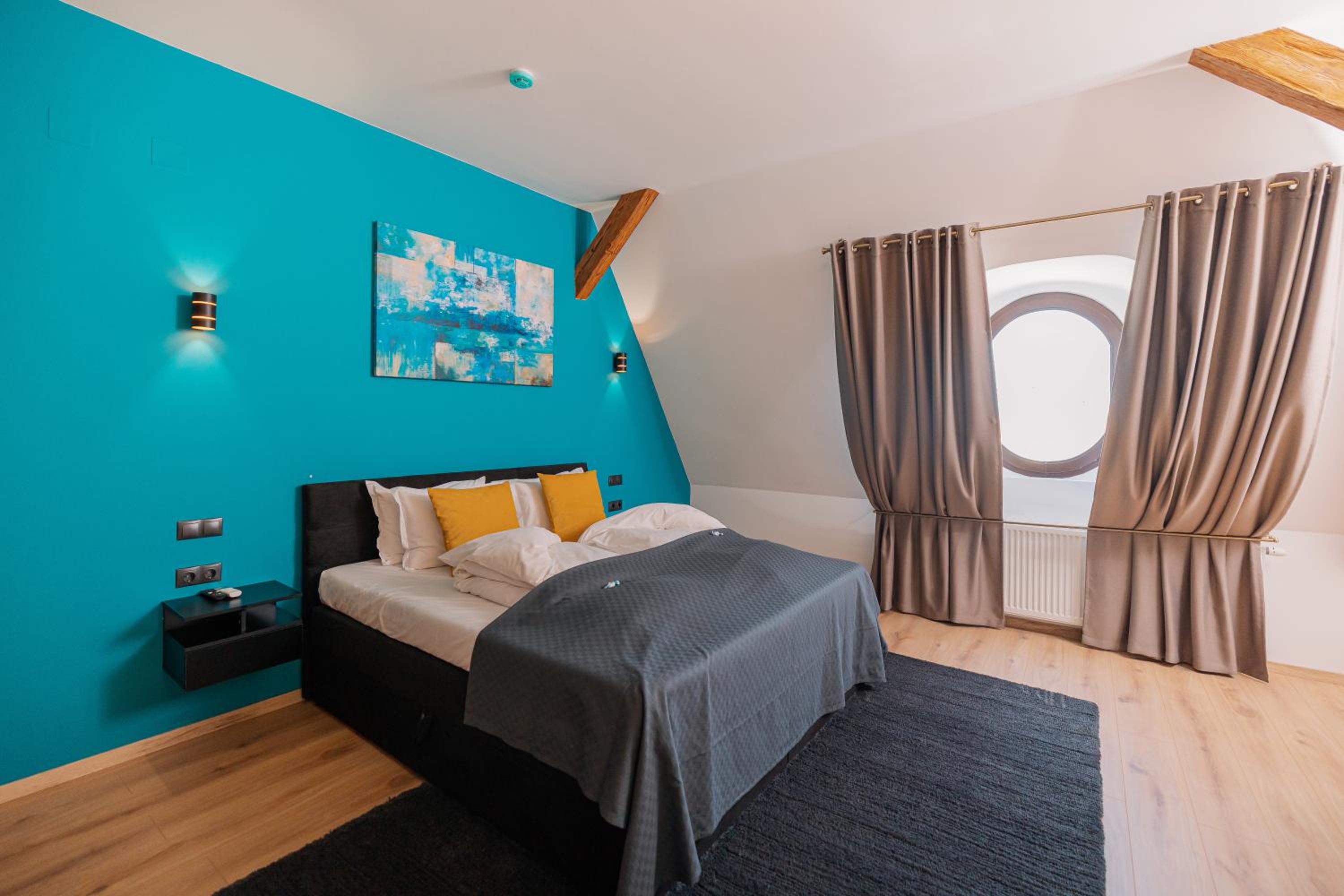 Deluxe King Room - Photo 8
