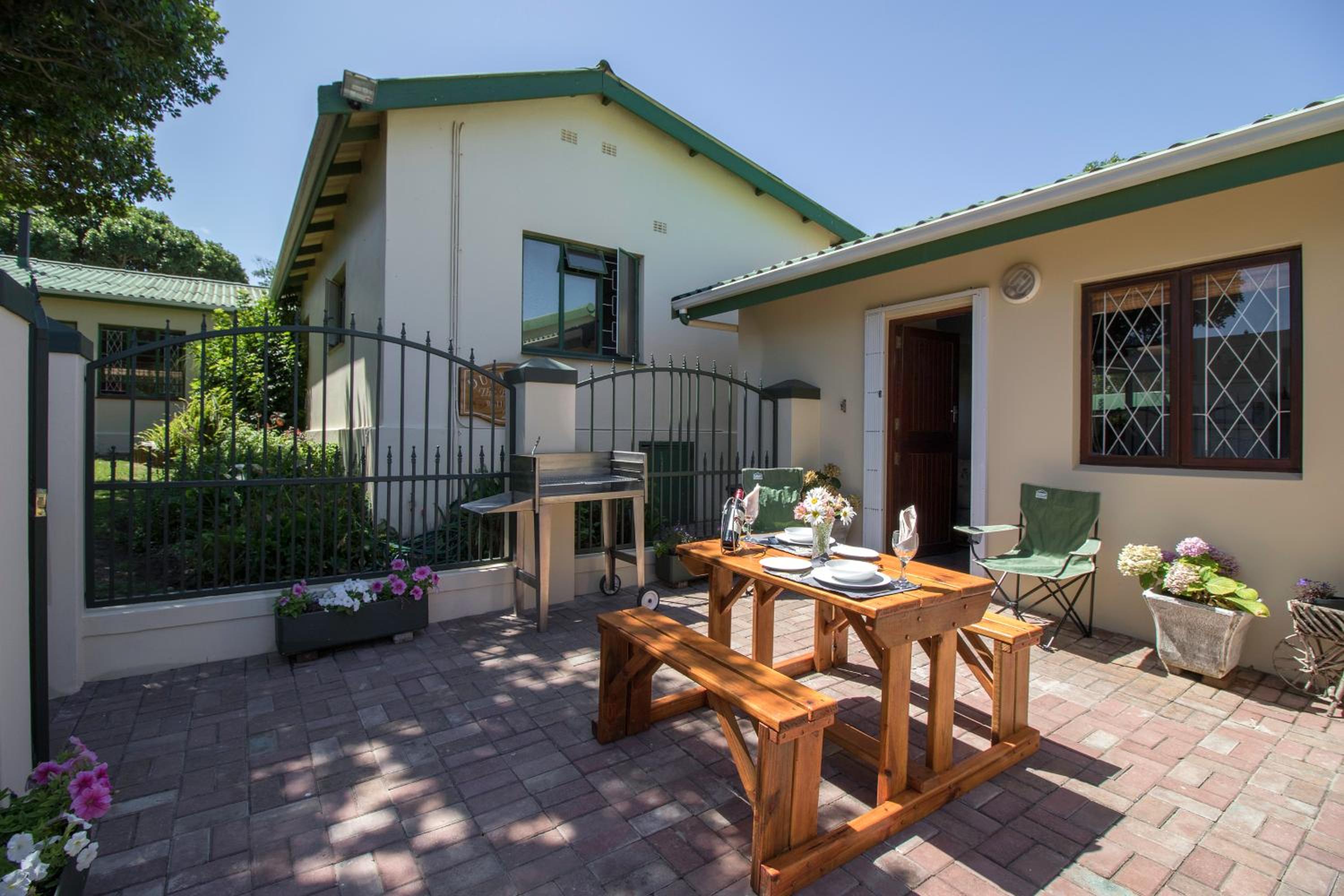 Apartment with Garden View - Photo 4