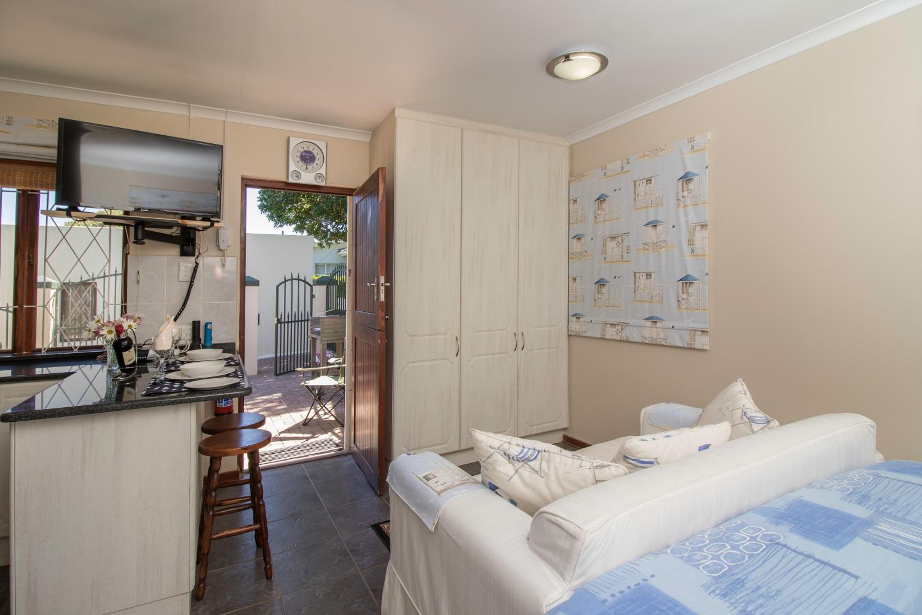 Apartment with Garden View - Photo 5