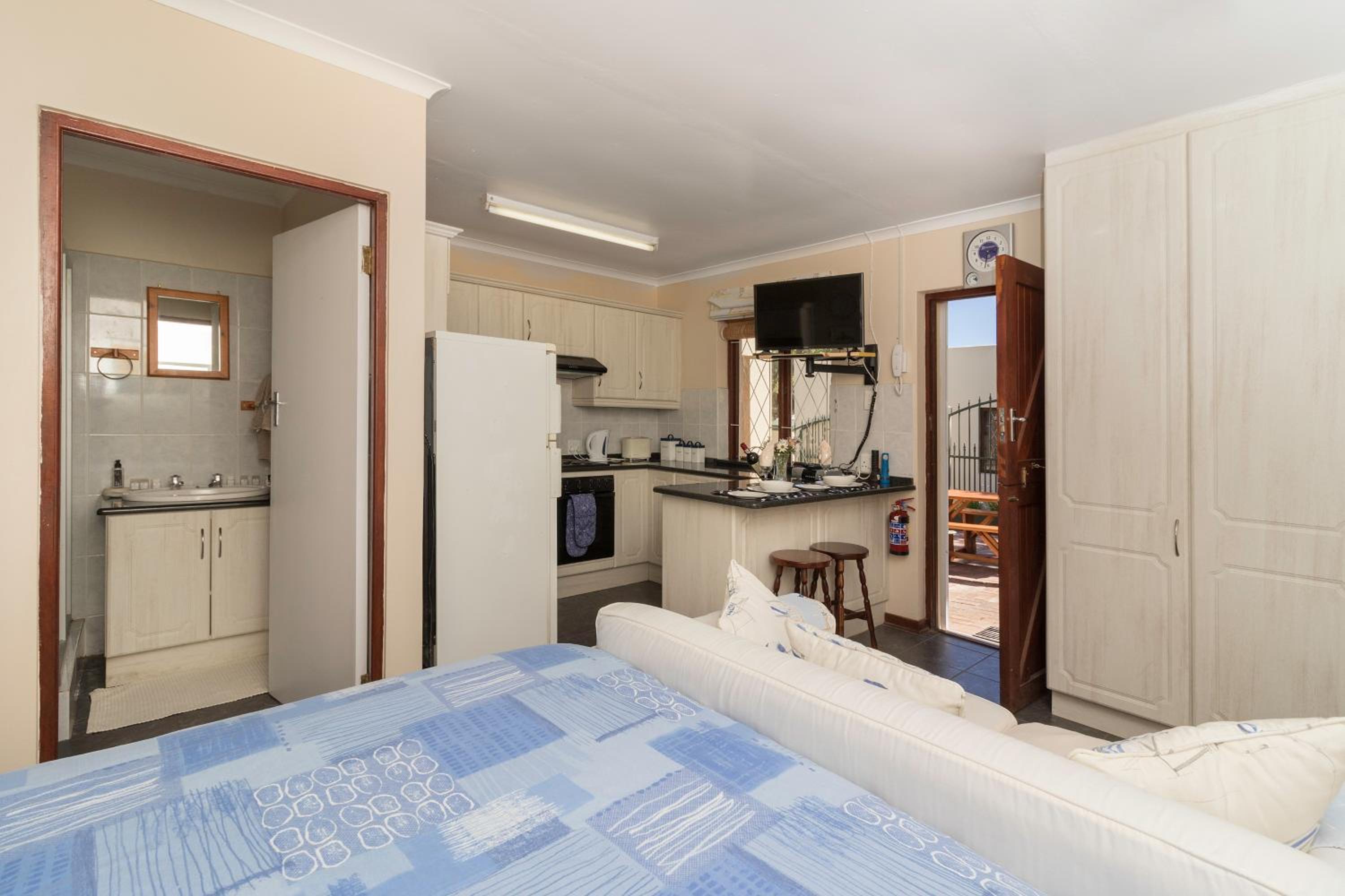 Apartment with Garden View - Photo 6