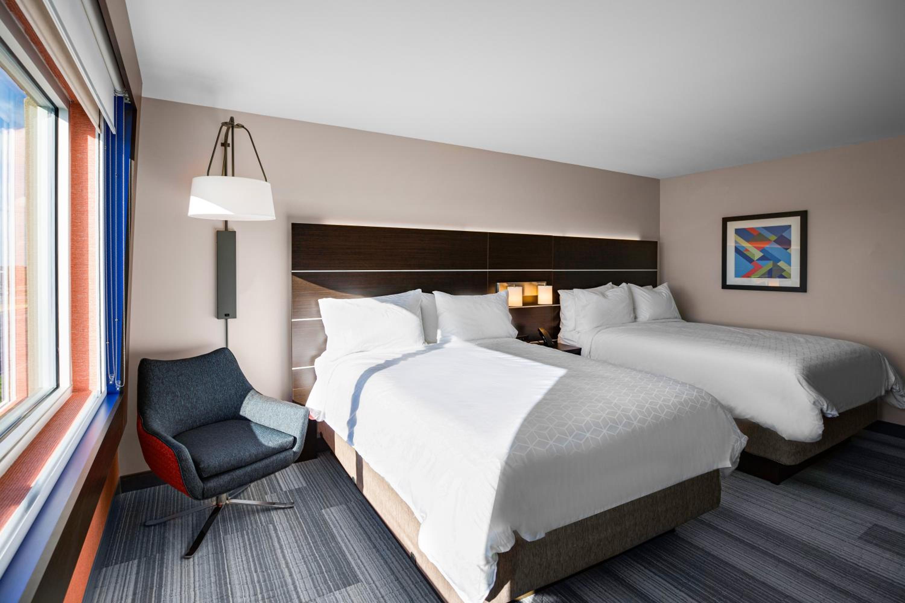 Standard Queen Room with Two Queen Beds - Photo 9