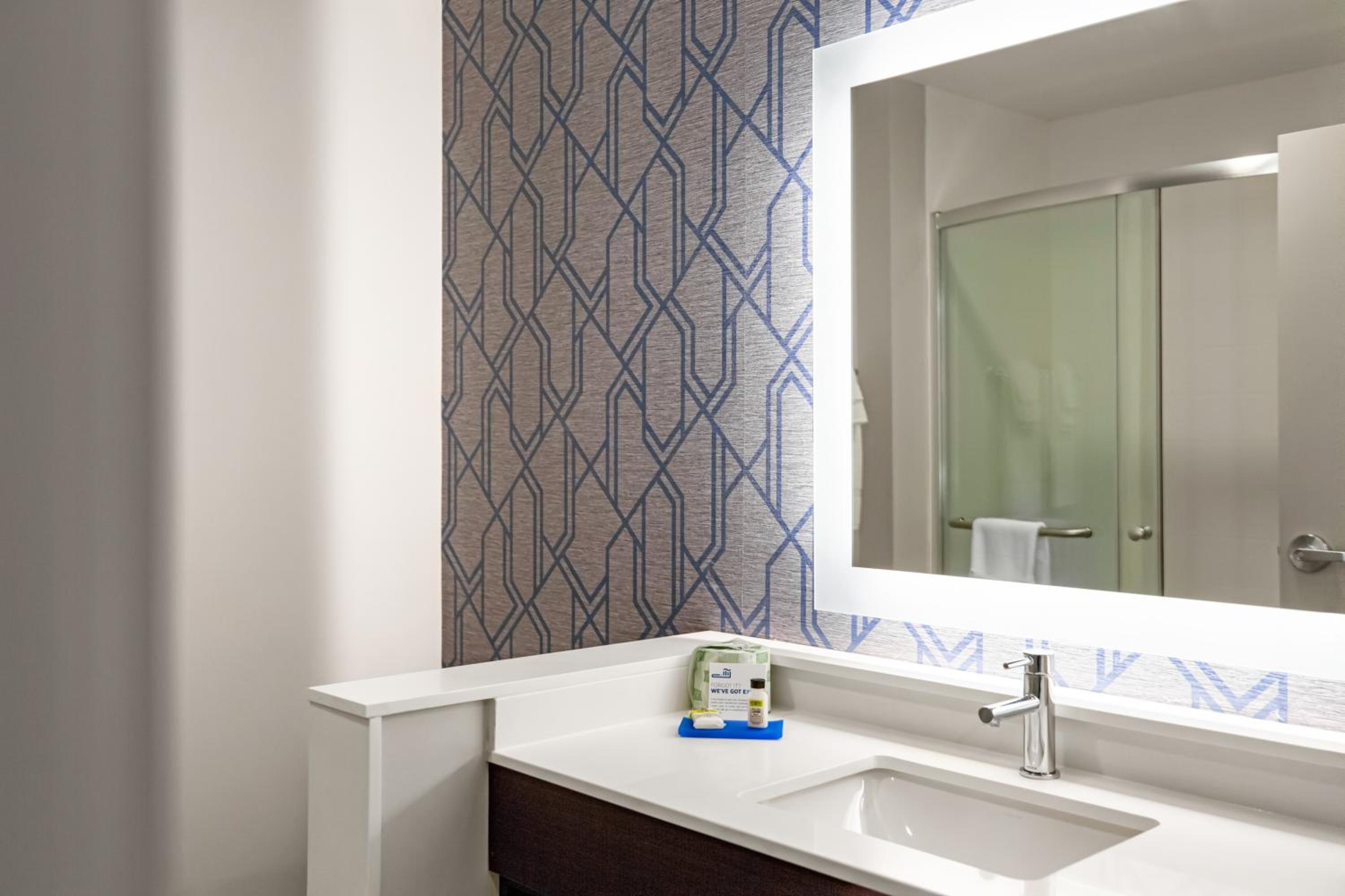 Standard King Room - Photo 8
