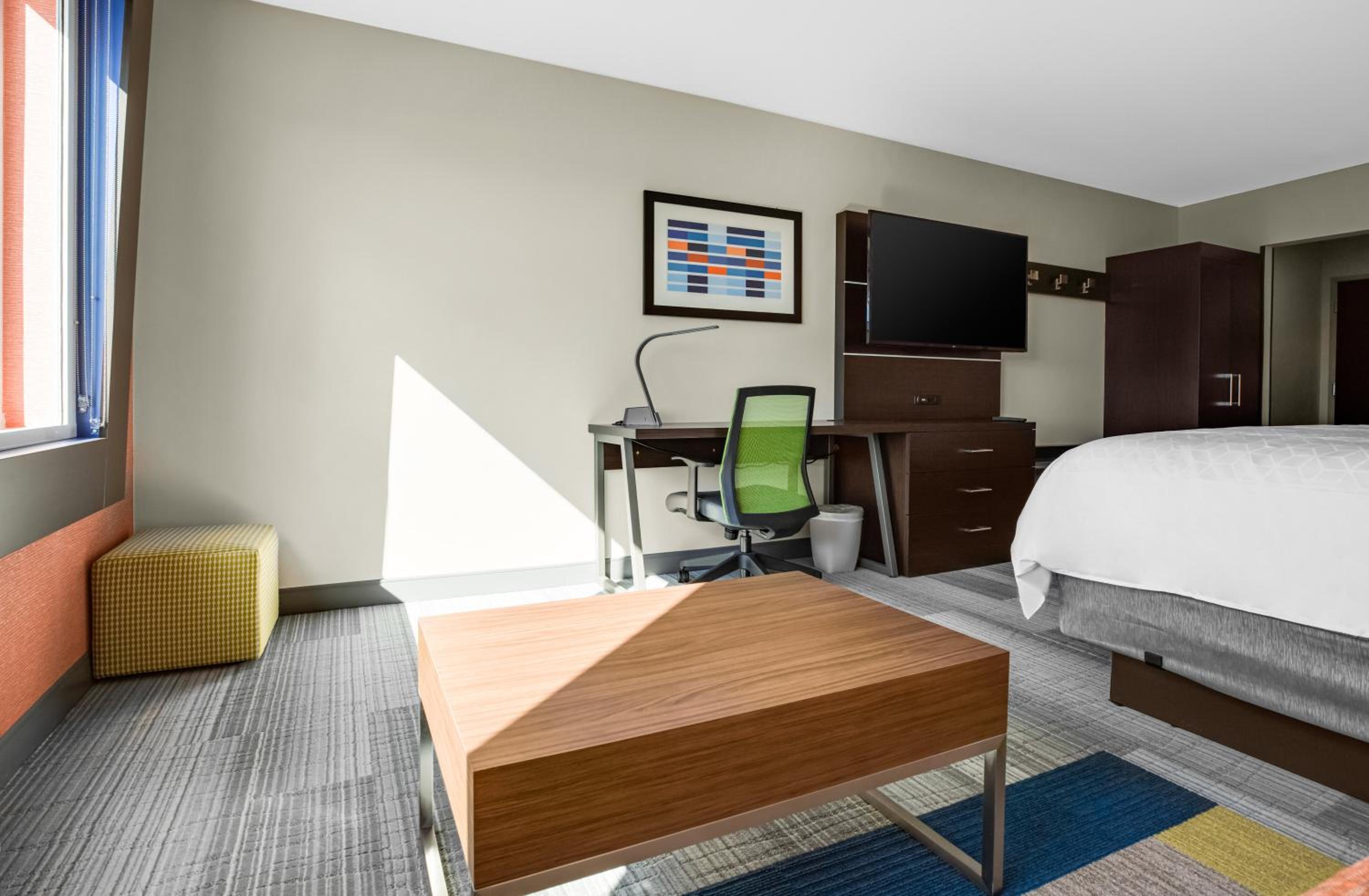 King Suite with Sofa Bed - Non-Smoking - Photo 9