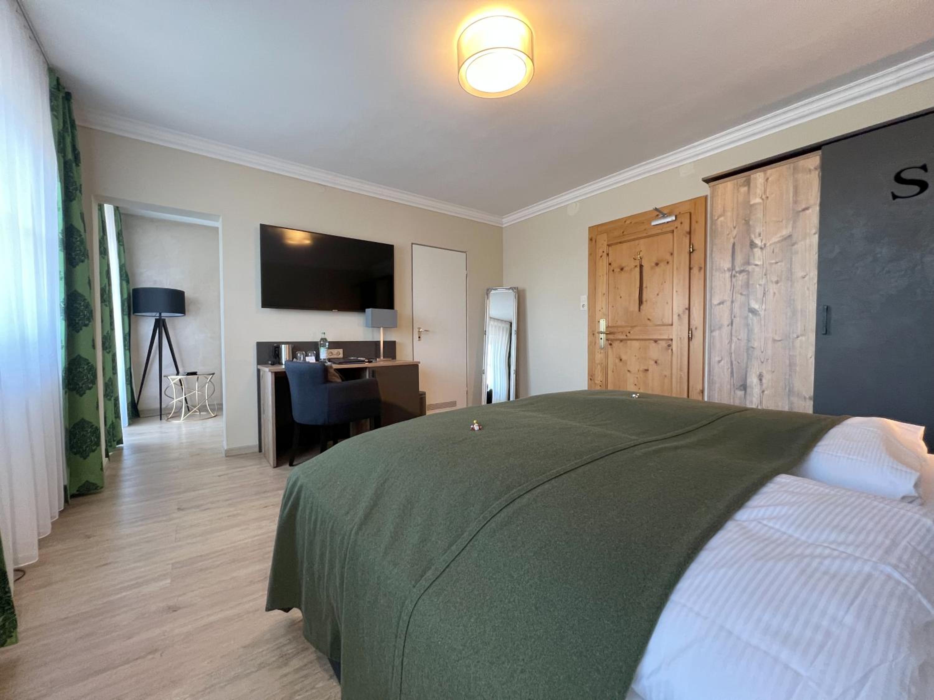 Large Double Room with Balcony and Lake View photo 1