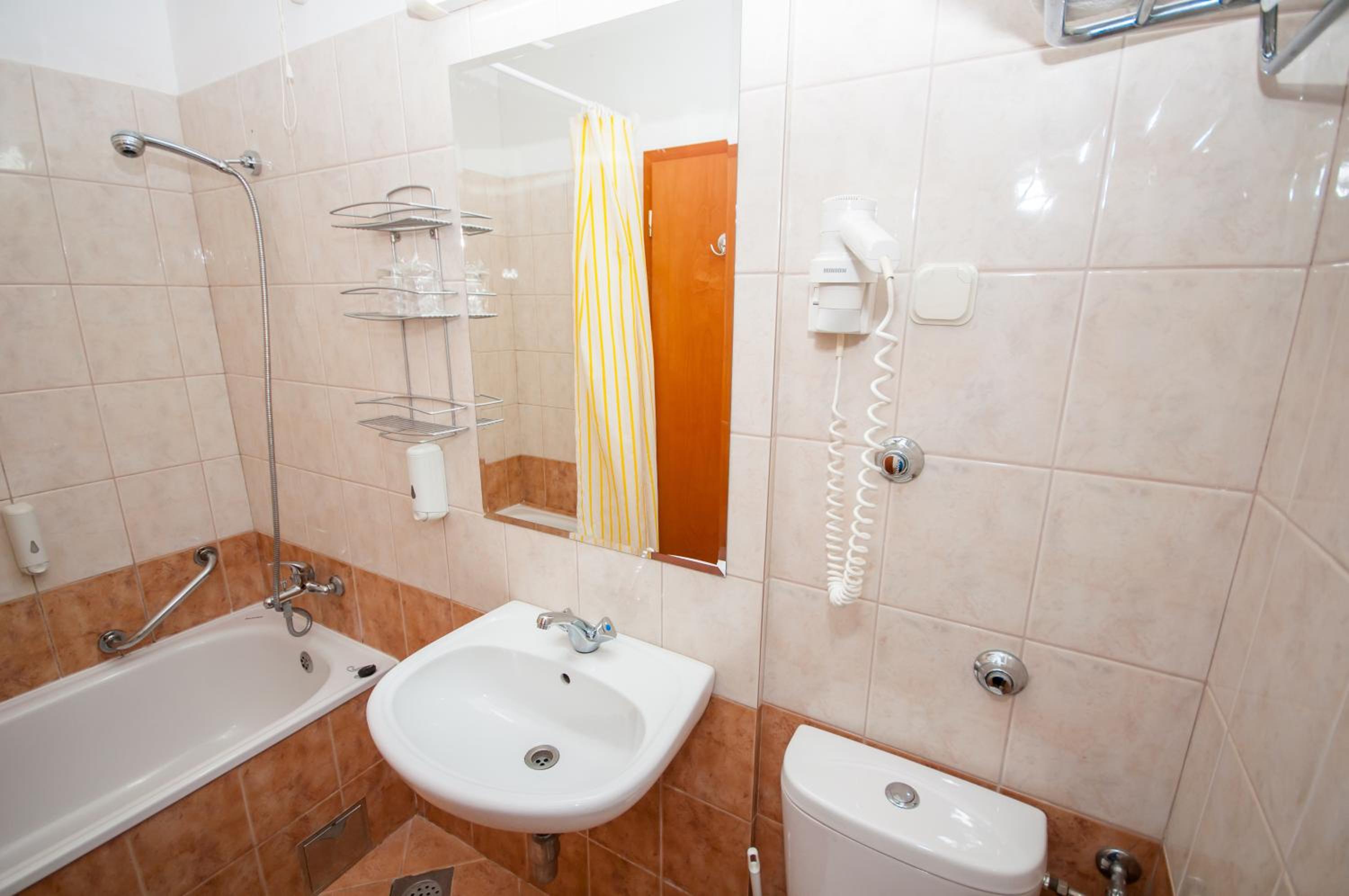 Double Room - Photo 7