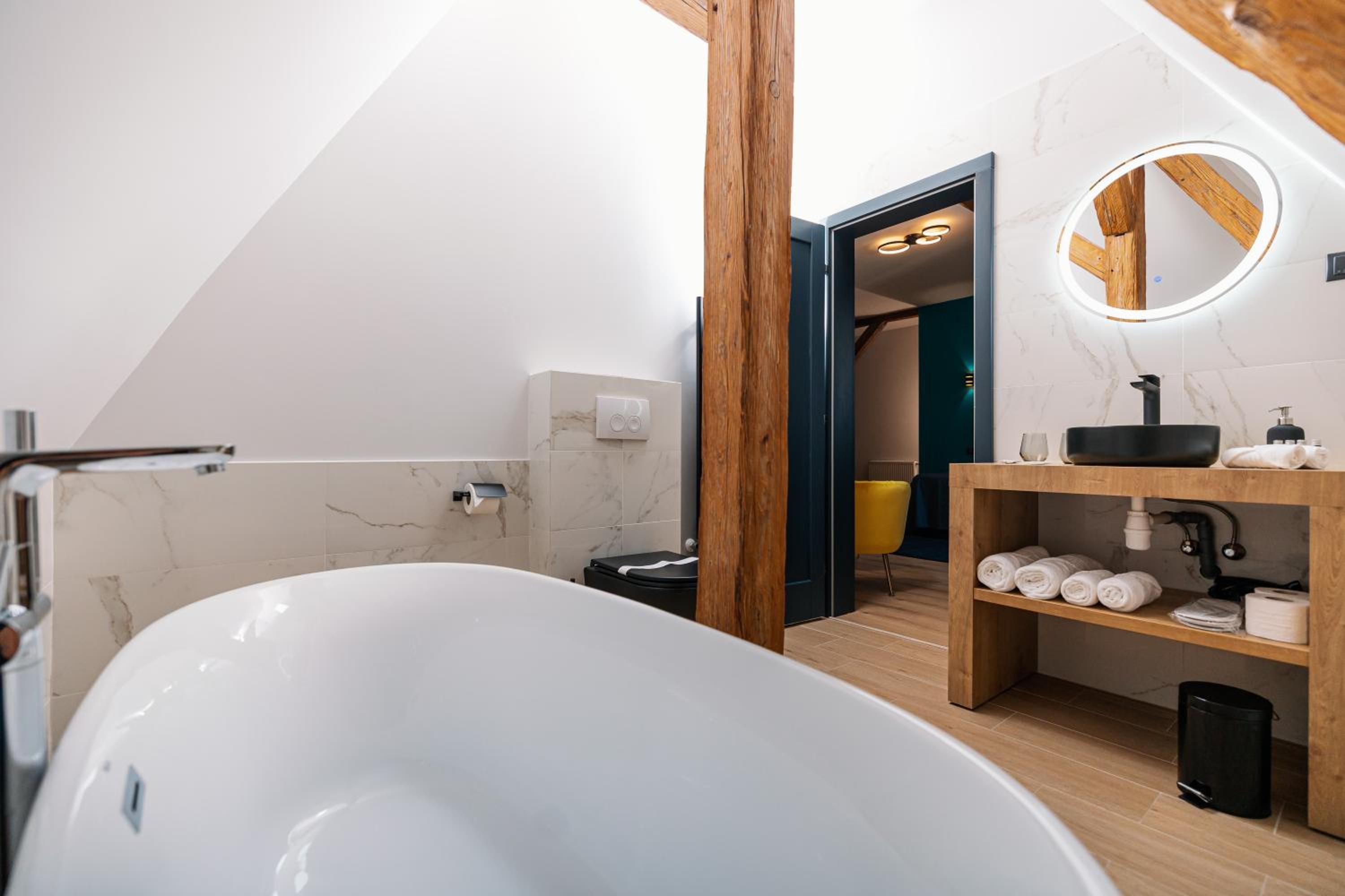 Deluxe King Room - Photo 4