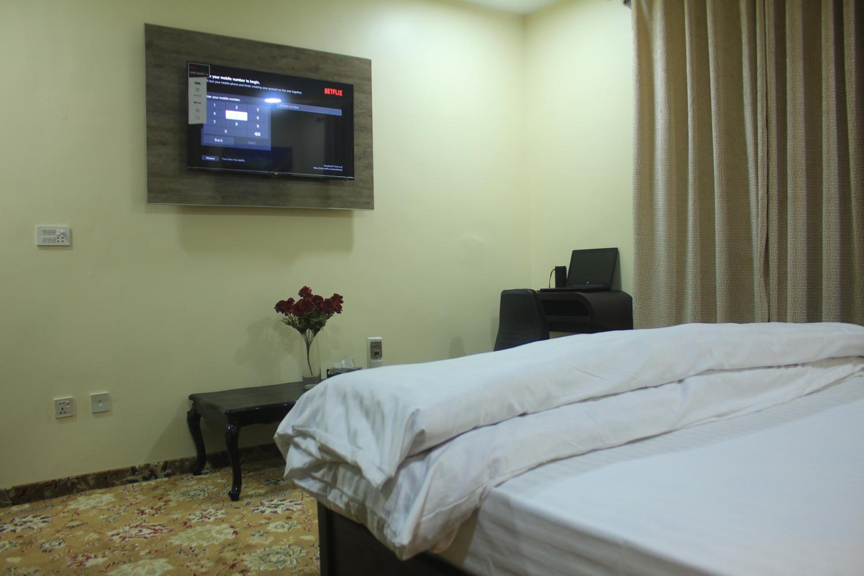 Deluxe Double Room (2 Adults + 1 Child)