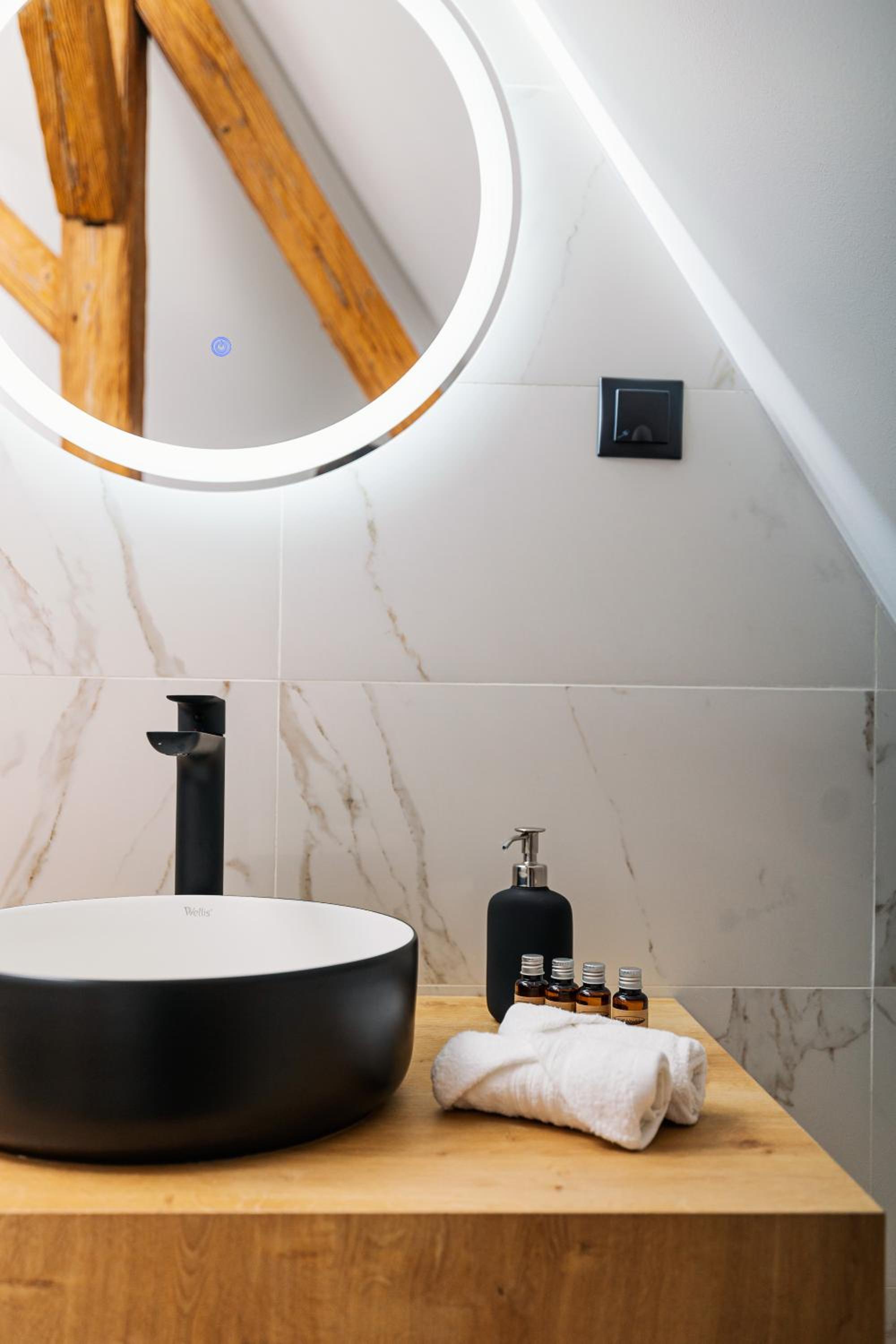 Deluxe King Room - Photo 5