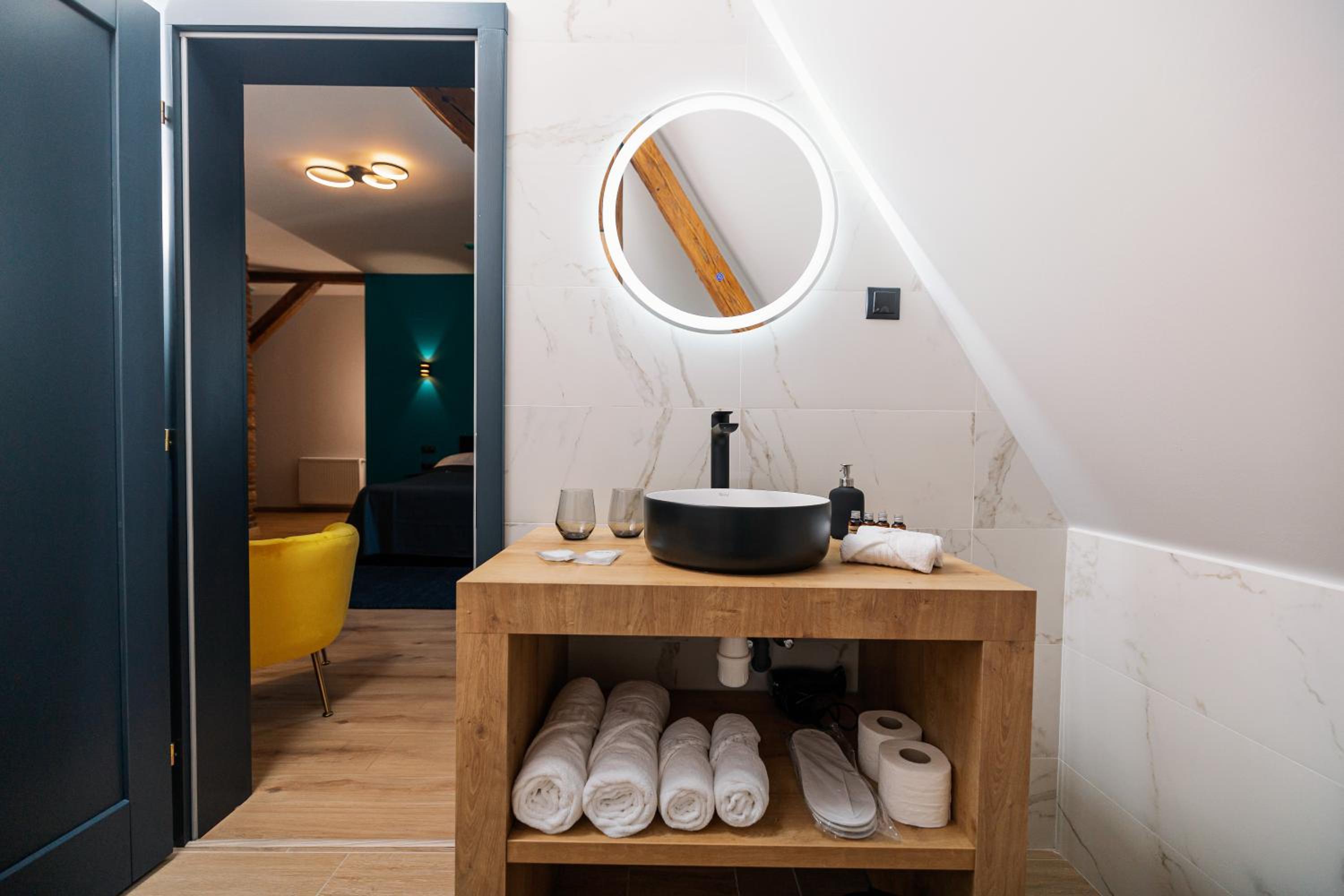 Deluxe King Room - Photo 7