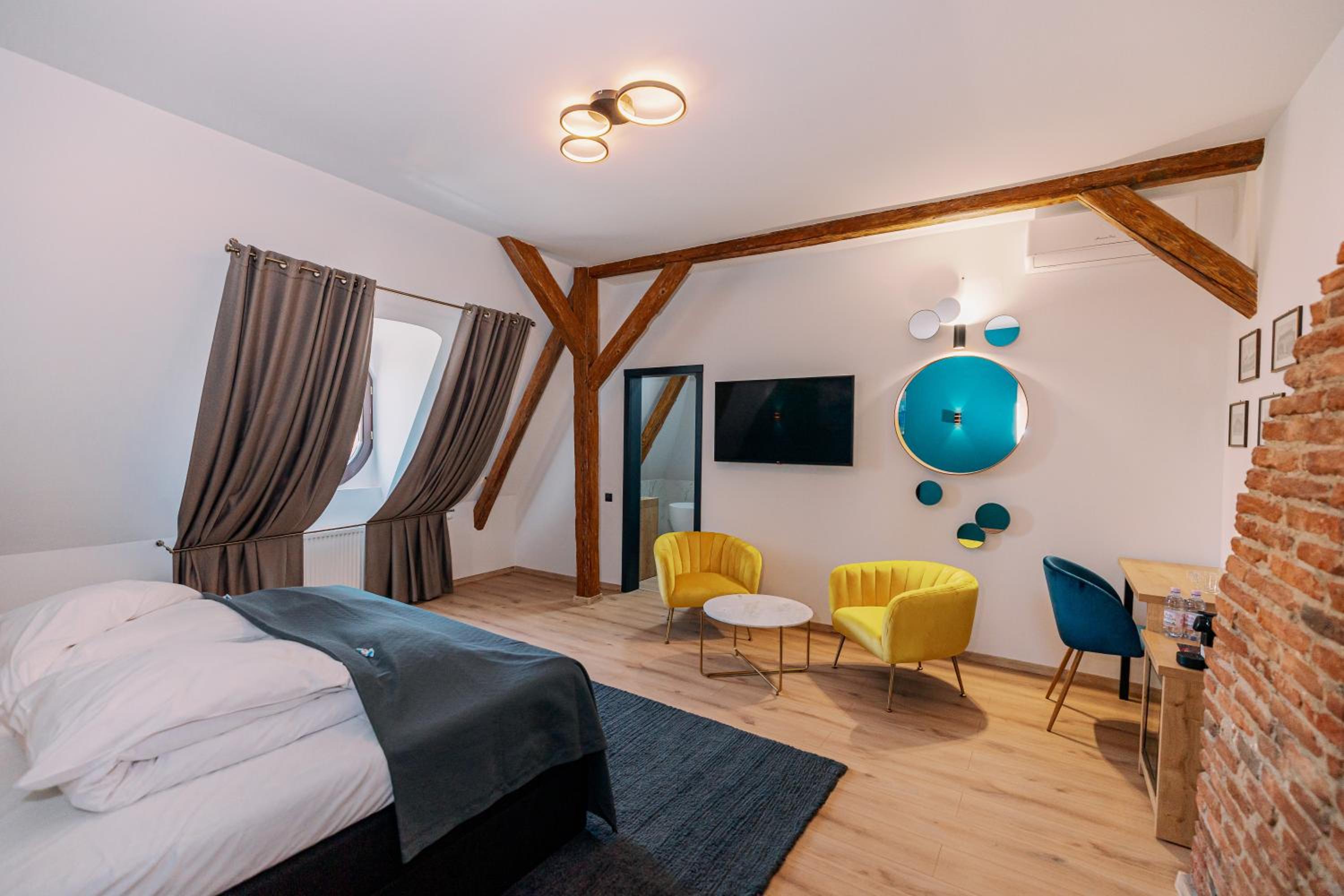 Deluxe King Room - Photo 1