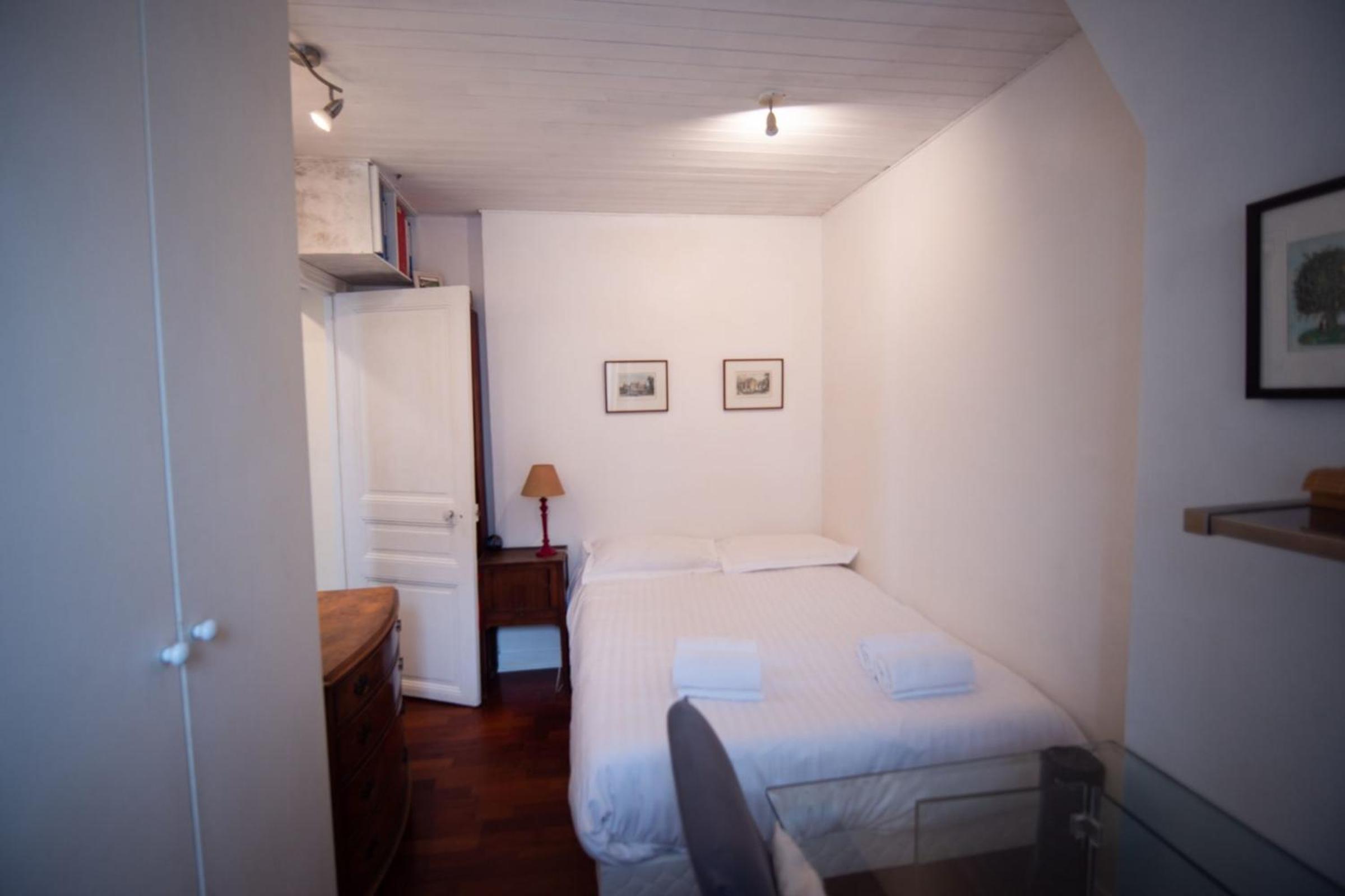 One-Bedroom Apartment photo 2