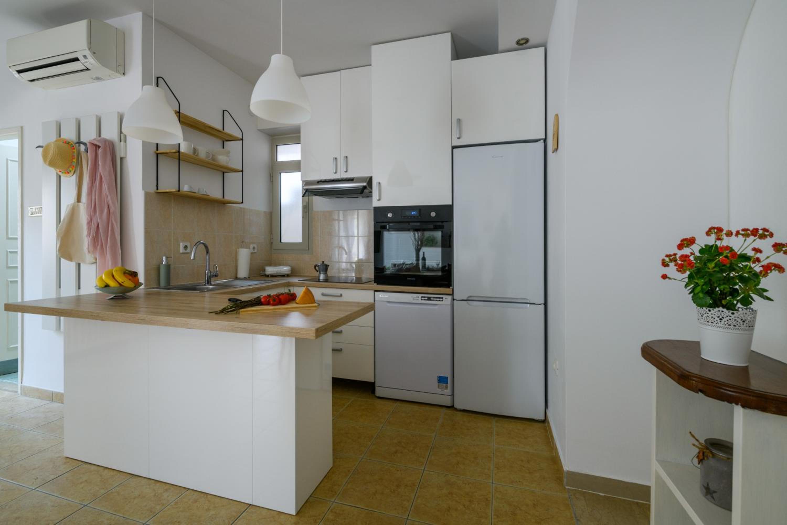 One-Bedroom Apartment - Photo 12