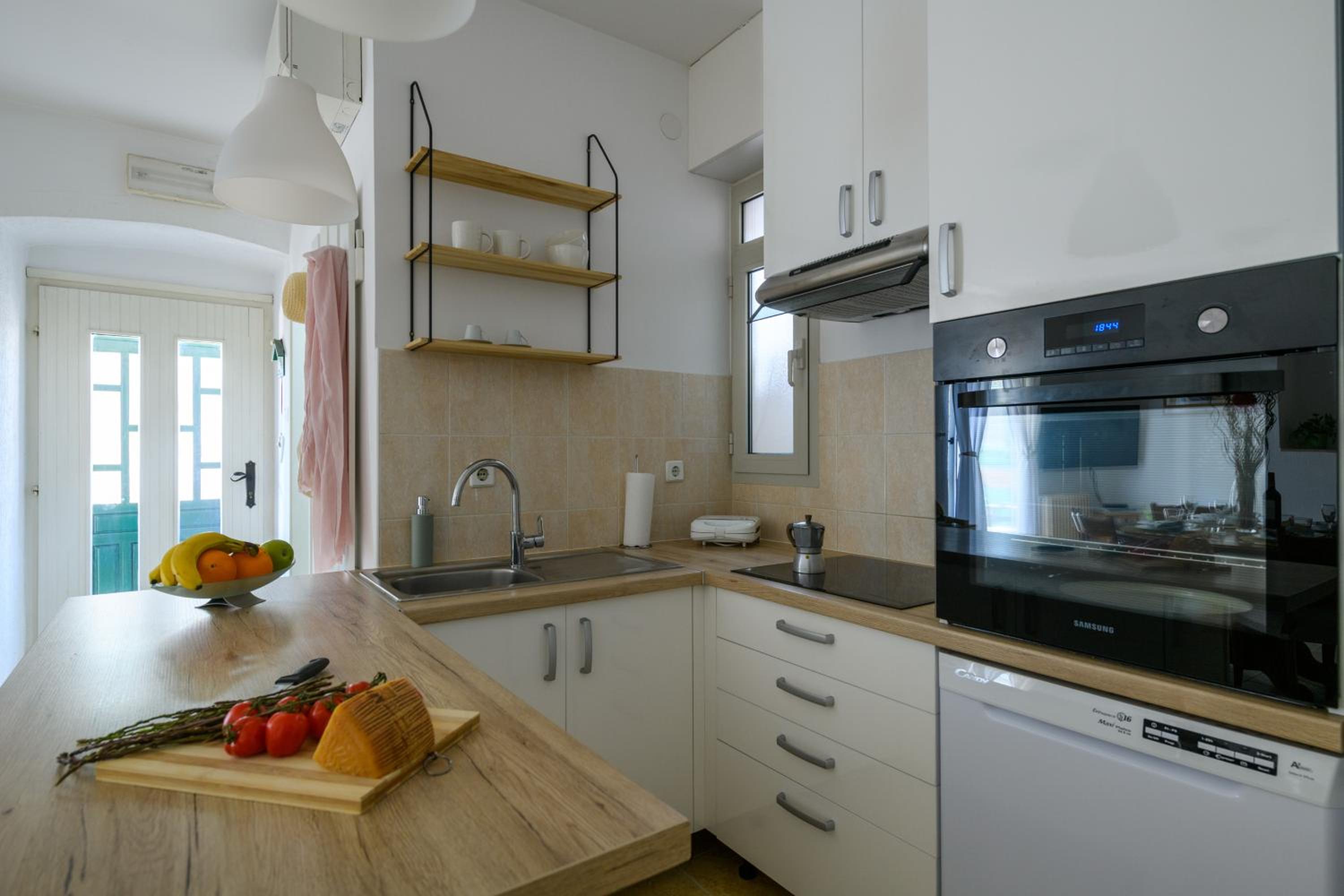 One-Bedroom Apartment - Photo 11