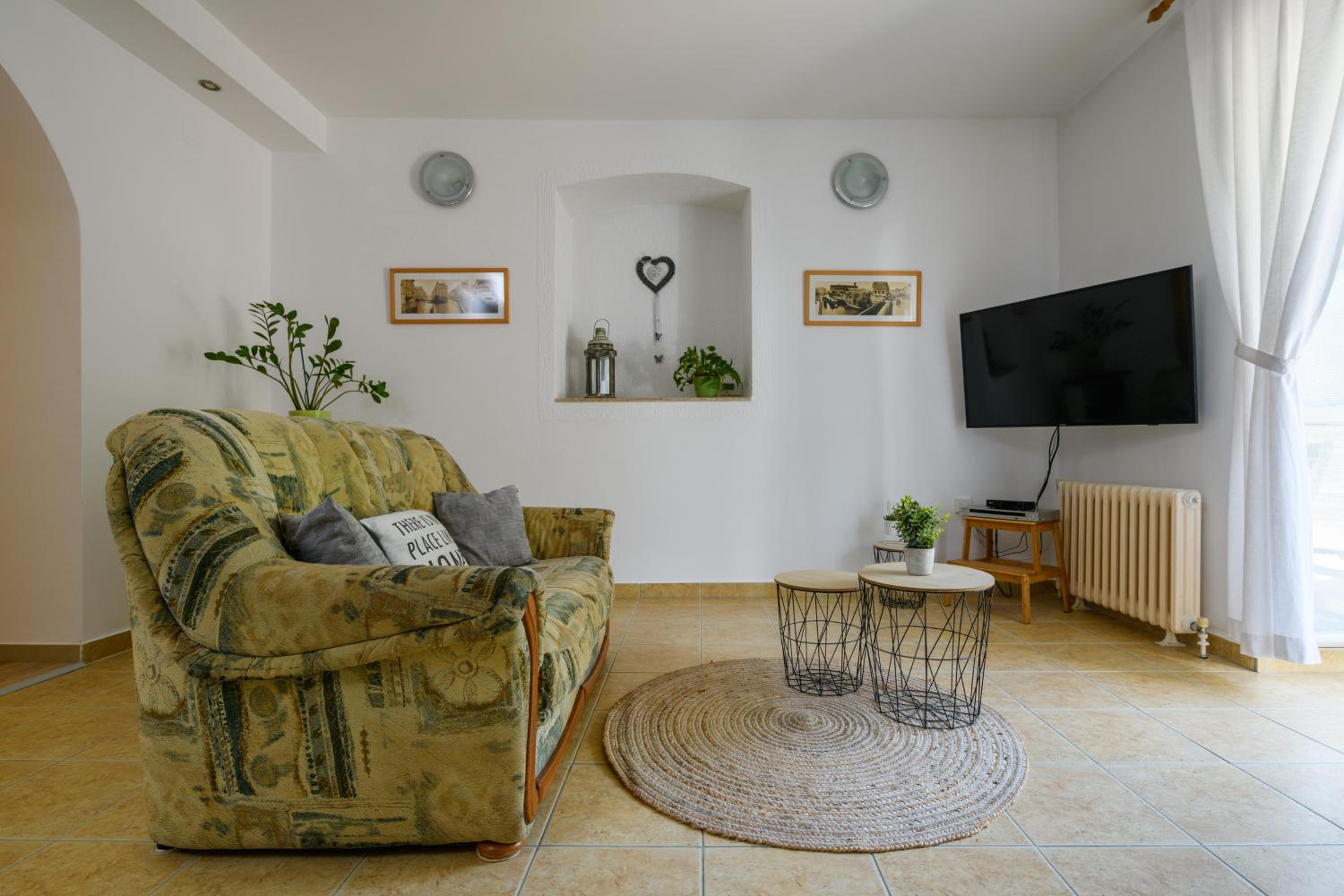 One-Bedroom Apartment - Photo 1