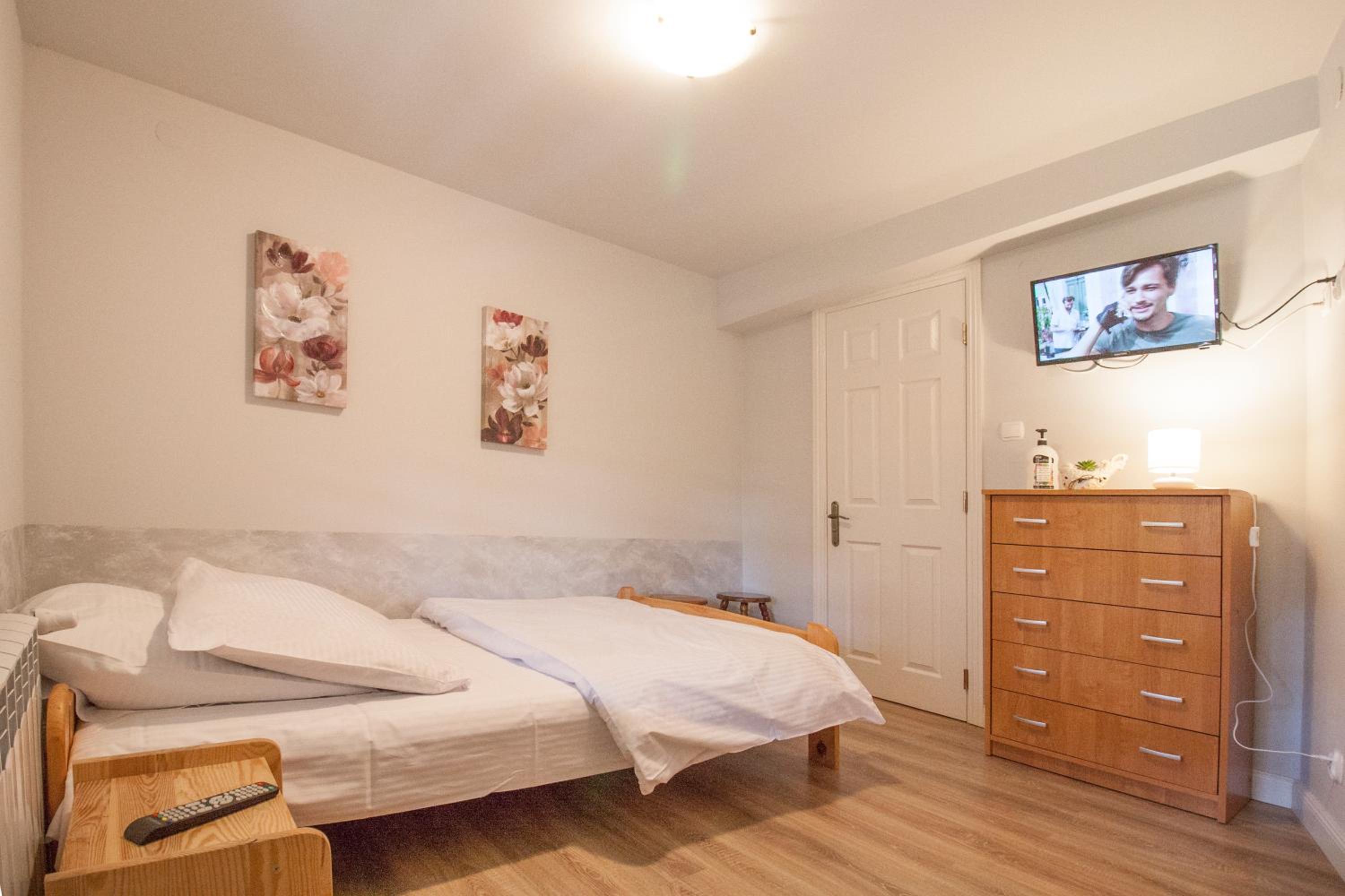 Small Double Room - Photo 3