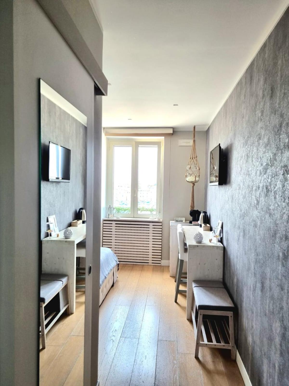 Deluxe Double Room with Window and Sea View - Photo 6