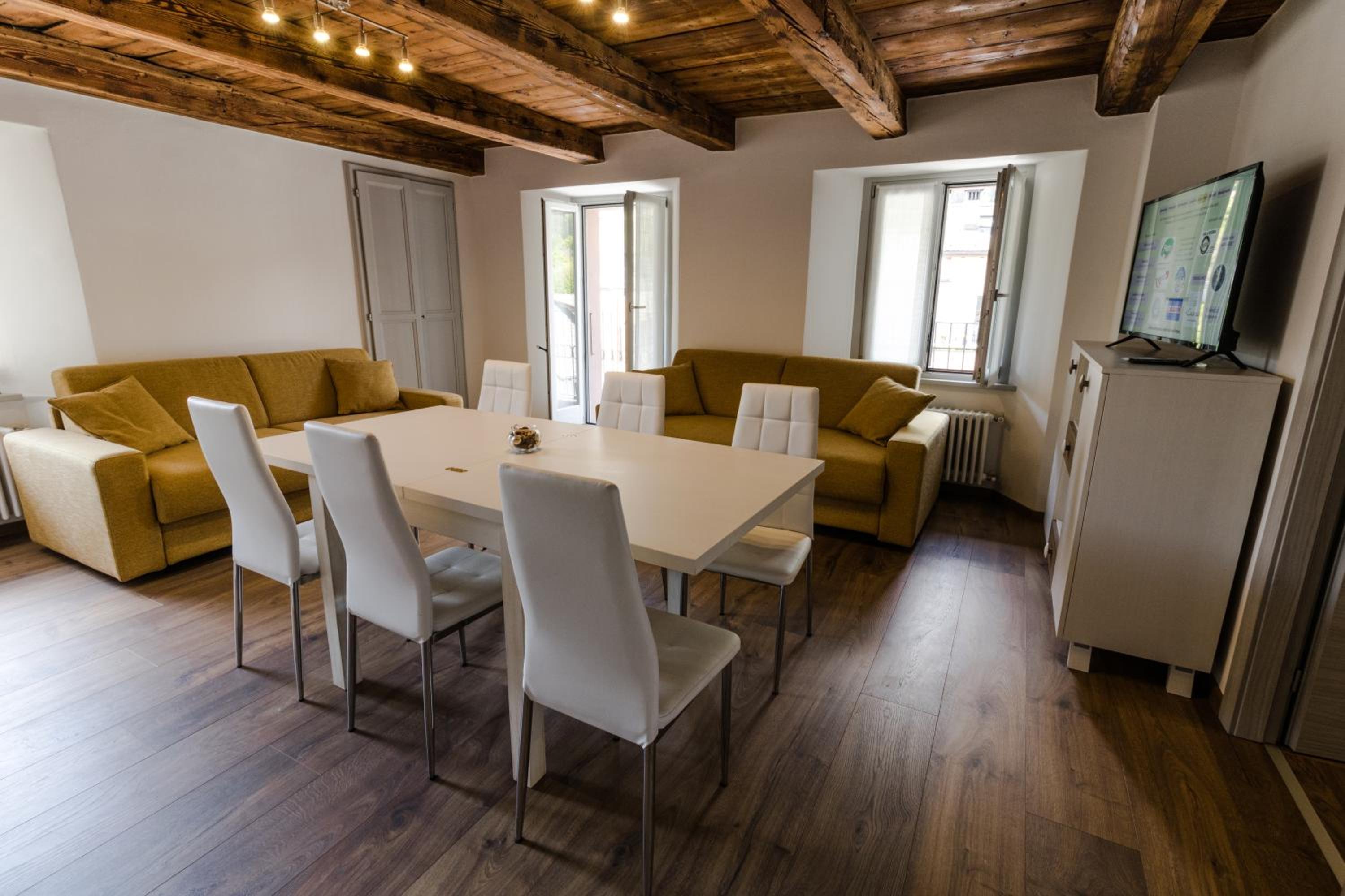 Apartment with Balcony - Photo 4