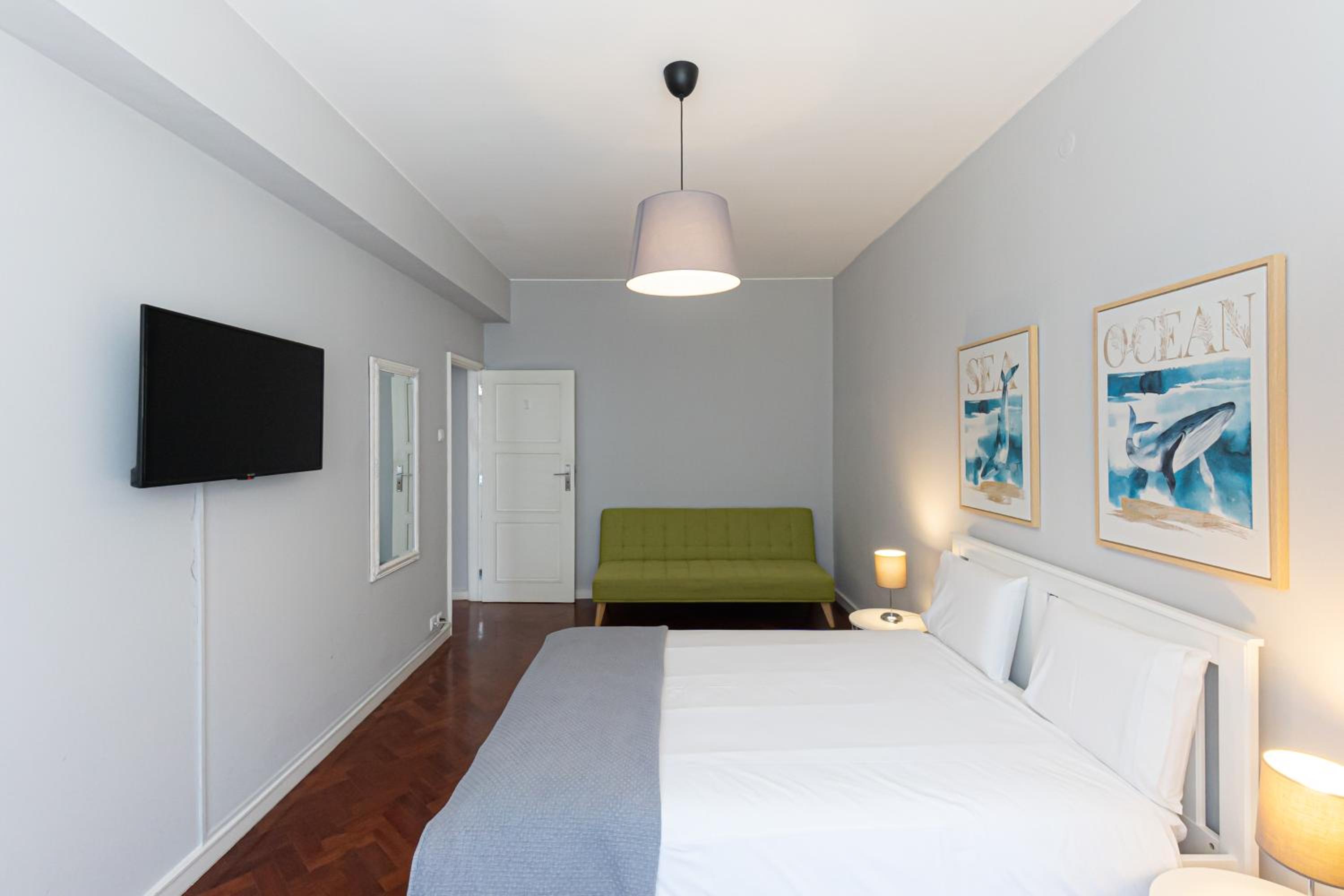 Large Double Room - Photo 6