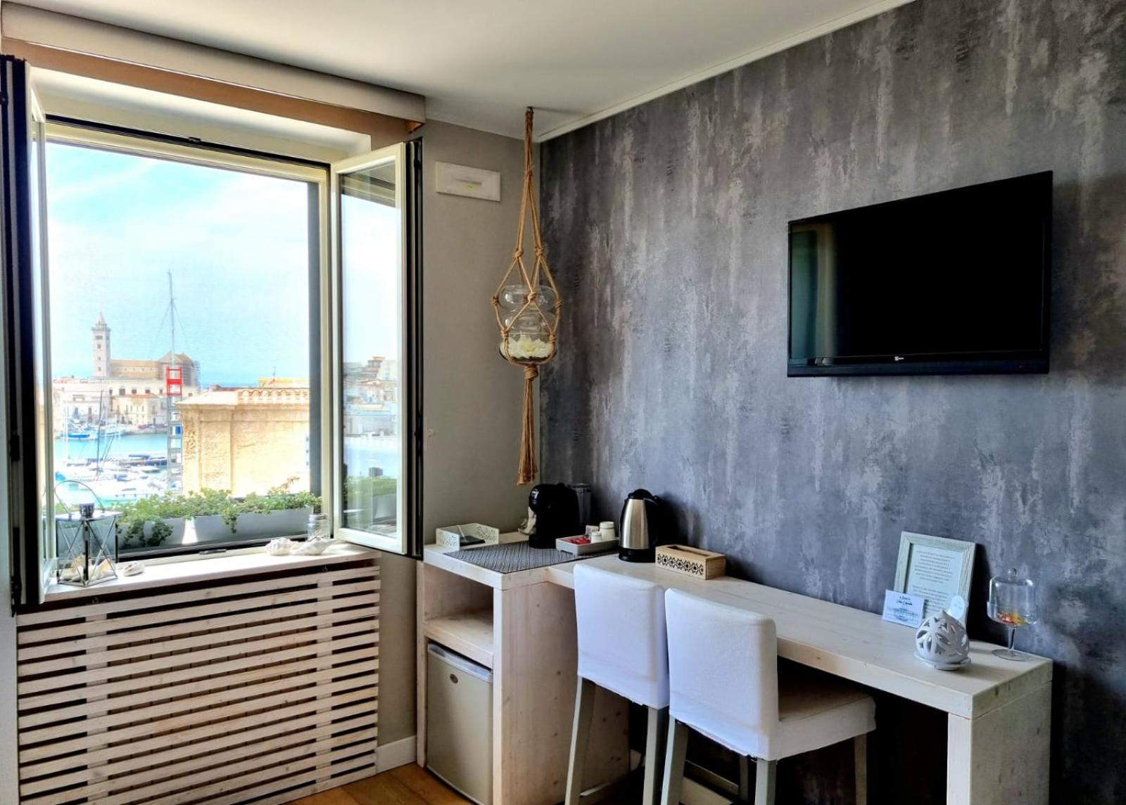 Deluxe Double Room with Window and Sea View - Photo 5